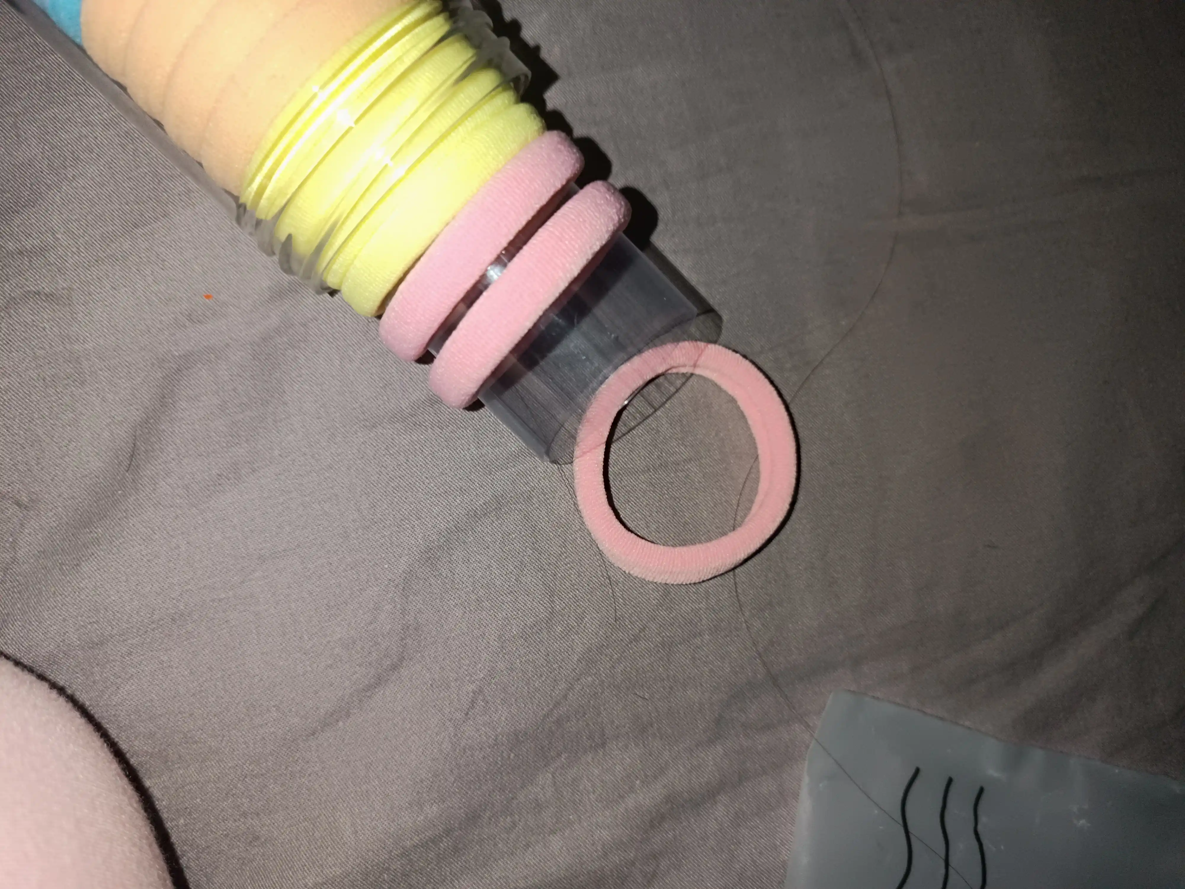 Plastik idishda soch uchun rangli rezinkalar to‘plami