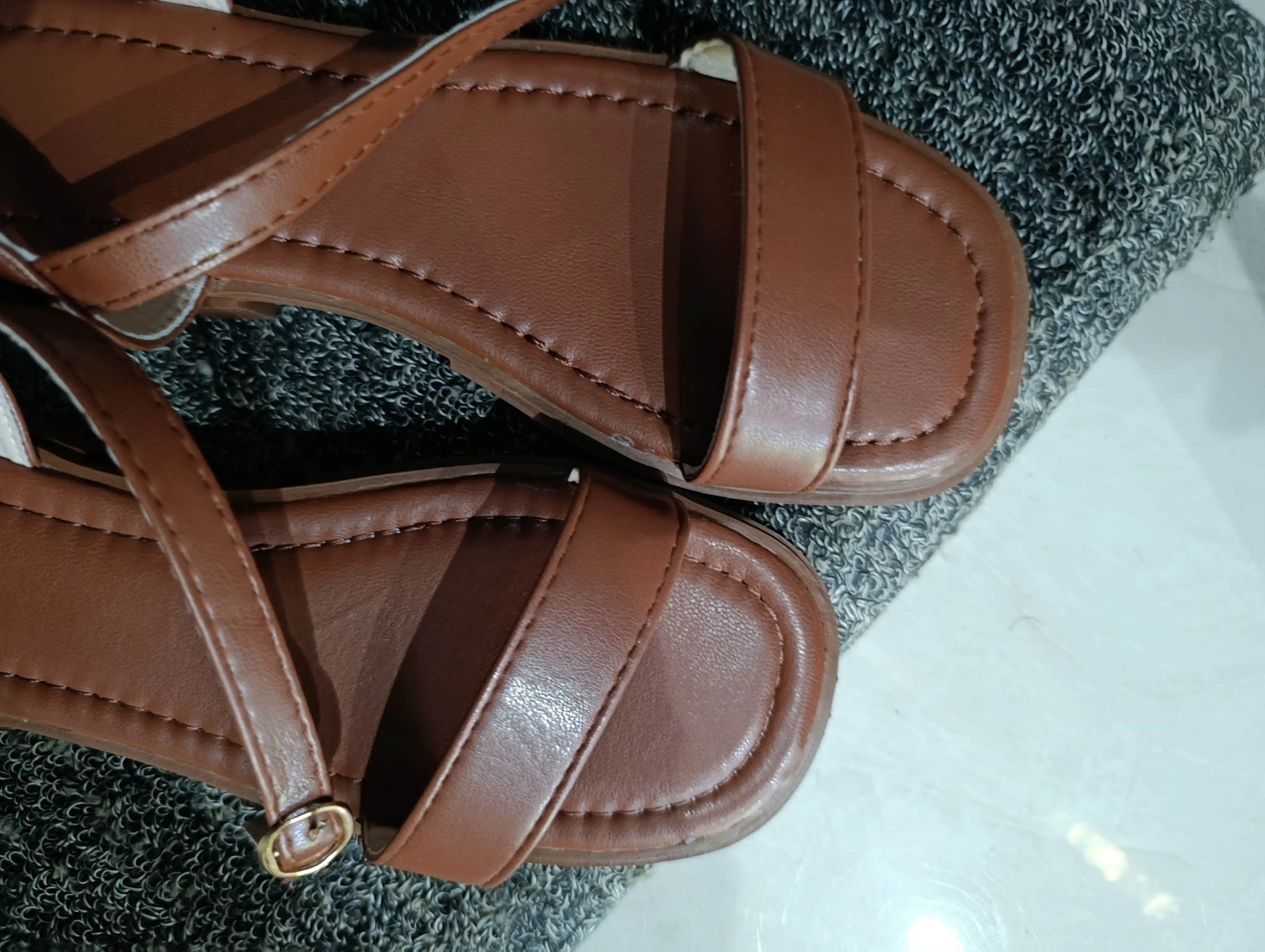 Ayollar yozgi sandallari, yassi tagcharmli boshmoqlar - Rim uslubidagi poyabzal