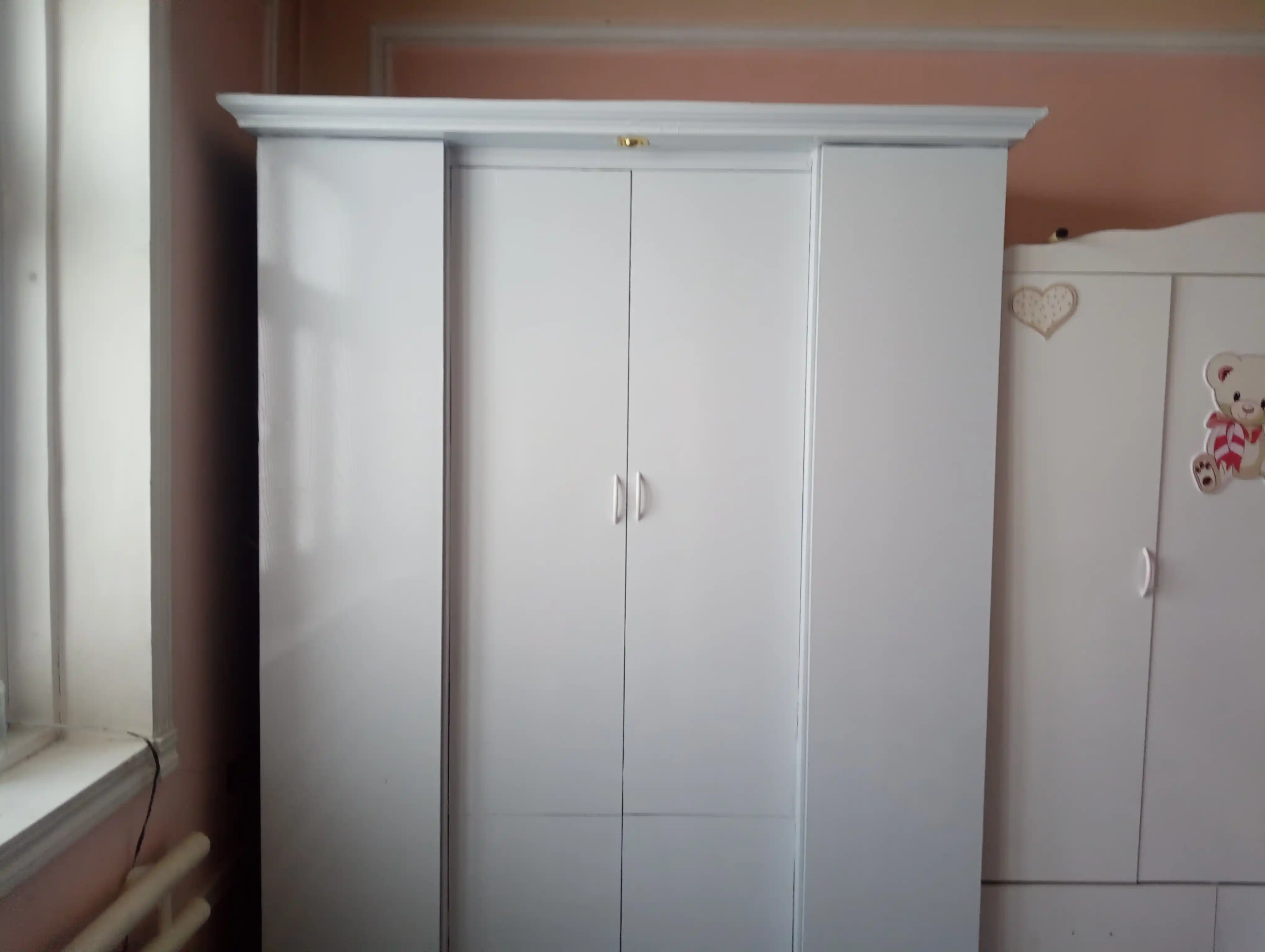 Plyonka - mebel va devorlar uchun o‘zi yopishuvchi plyonka, kengligi 60 sm, uzunligi 6 m va 12 m.
