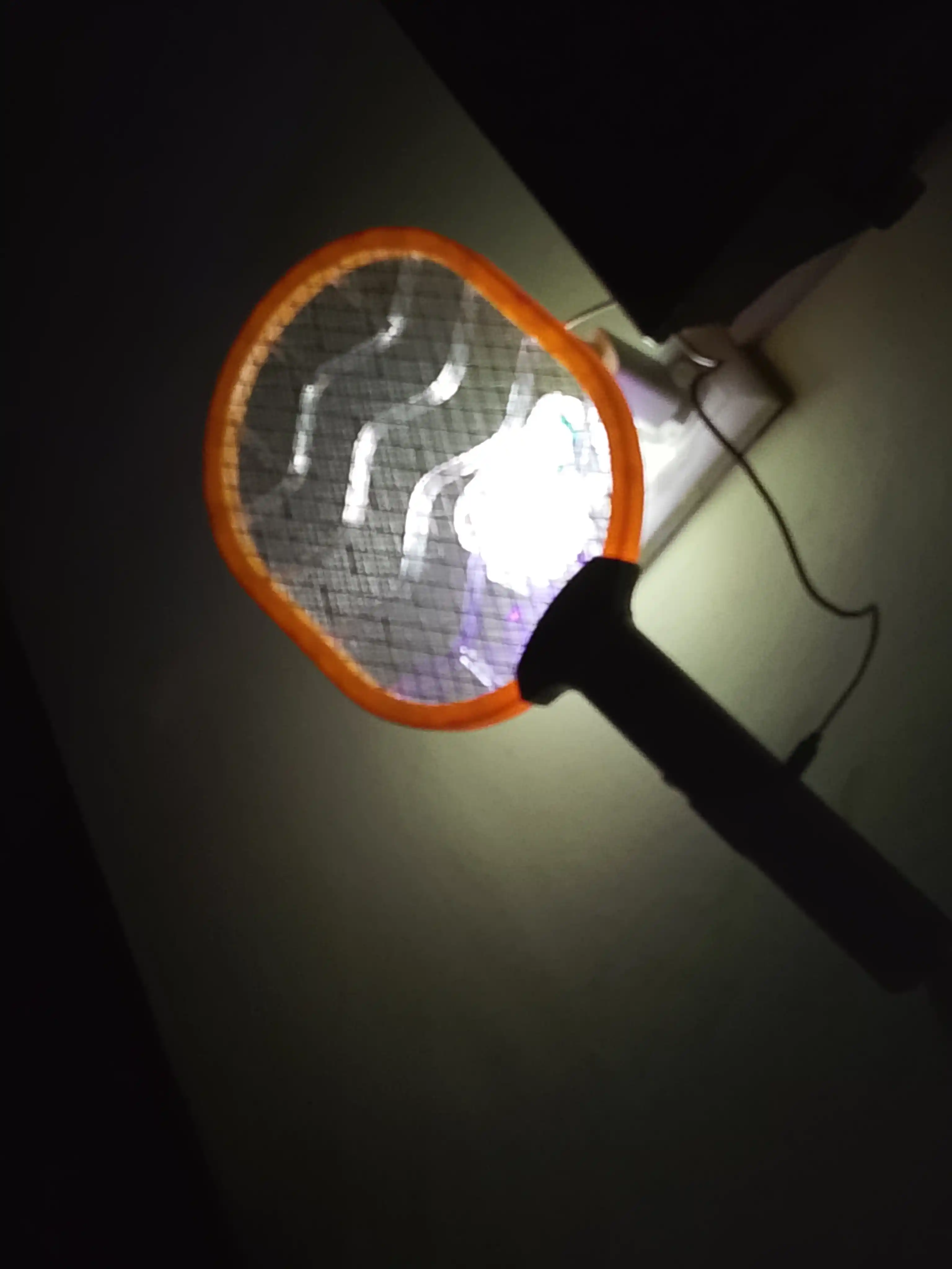 Chivin va pashshalarga qarshi, UV chiroqli elektr chivin o'ldirgich raketka
