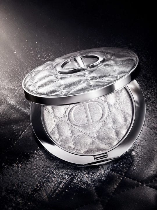 Yorqin glow effekt, shimmer pudra, kumush glow- Dior forever glow luminizer 06 opal sequin