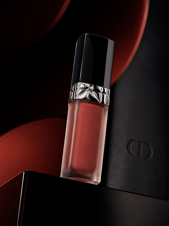 Лёгкая и комфортная формула для безупречного макияжа губ- помада Dior forever liquid 200 nude touch