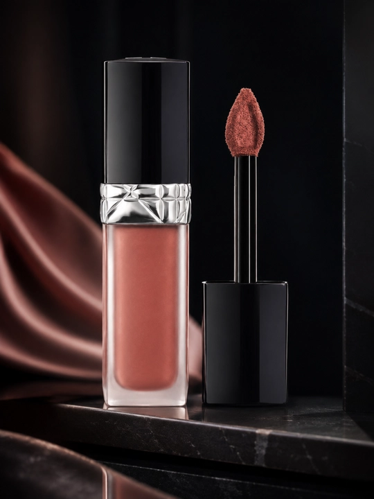 Лёгкая и комфортная формула для безупречного макияжа губ- помада Dior forever liquid 200 nude touch