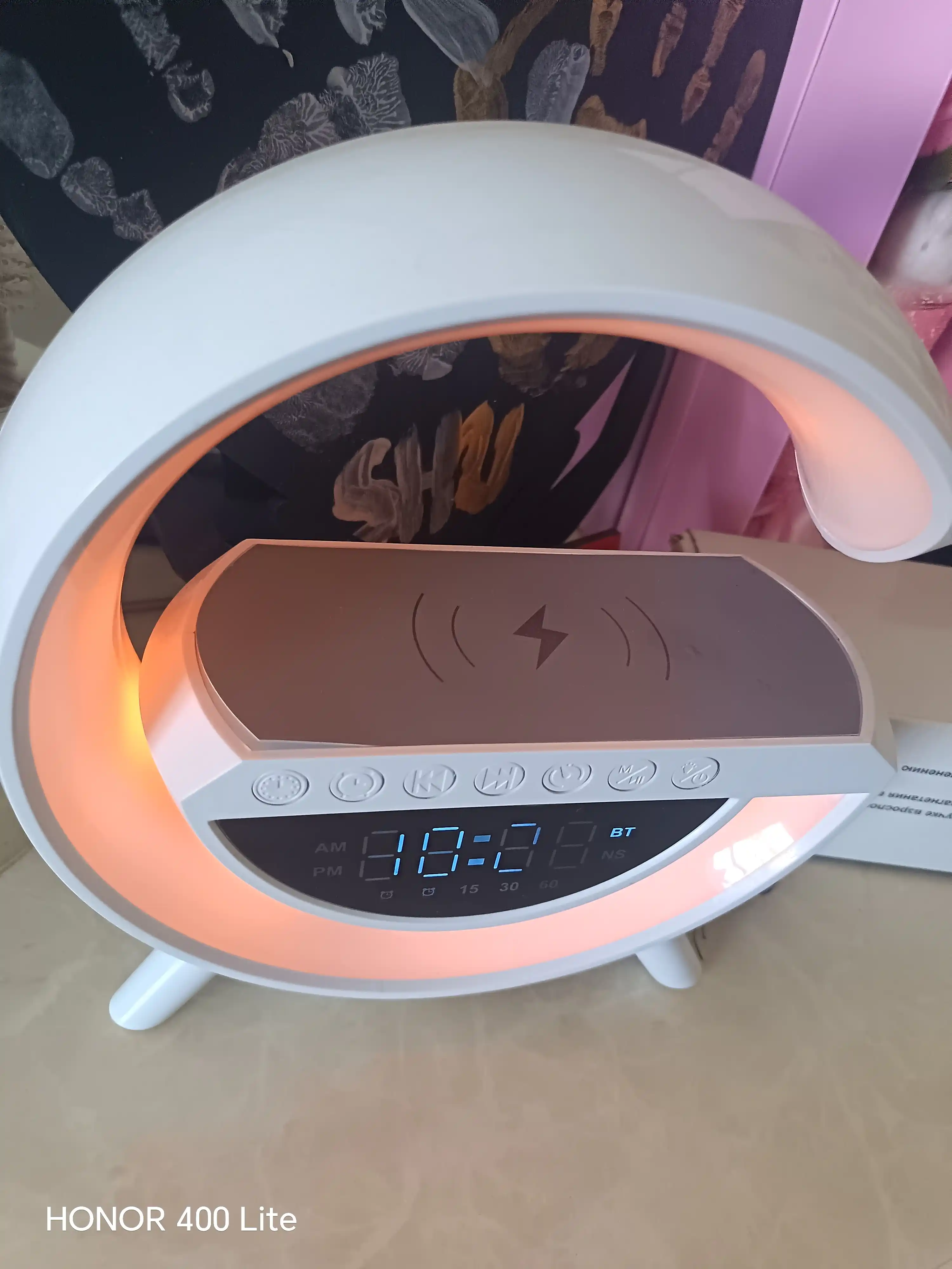 RGB ночник-колонка: Bluetooth, FM-радио, будильник и беспроводная зарядка