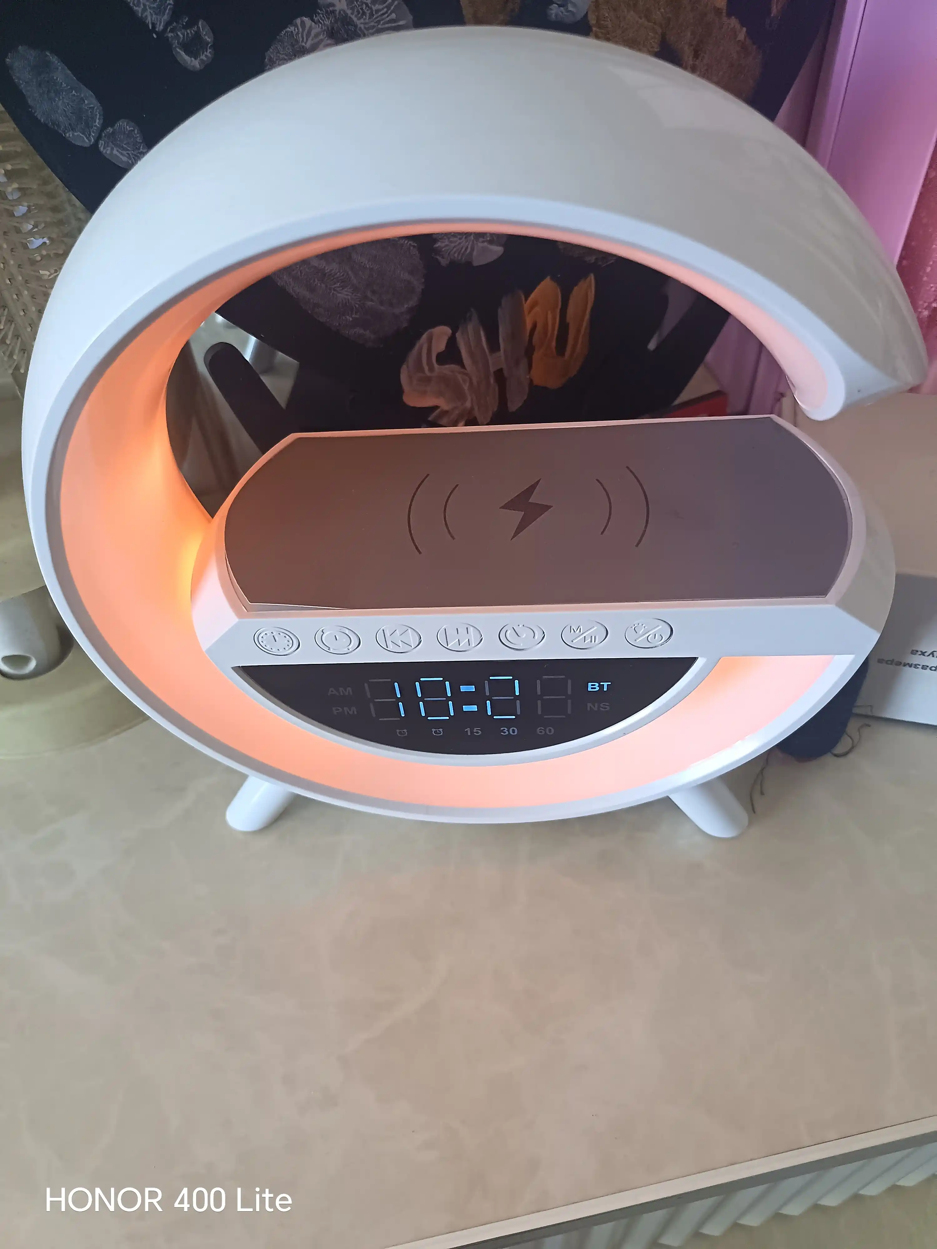 RGB ночник-колонка: Bluetooth, FM-радио, будильник и беспроводная зарядка