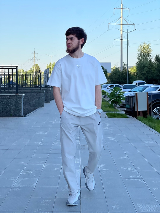 Valentino erkaklar futbolkasi