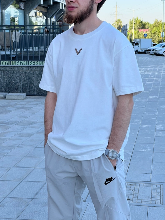 Valentino erkaklar futbolkasi