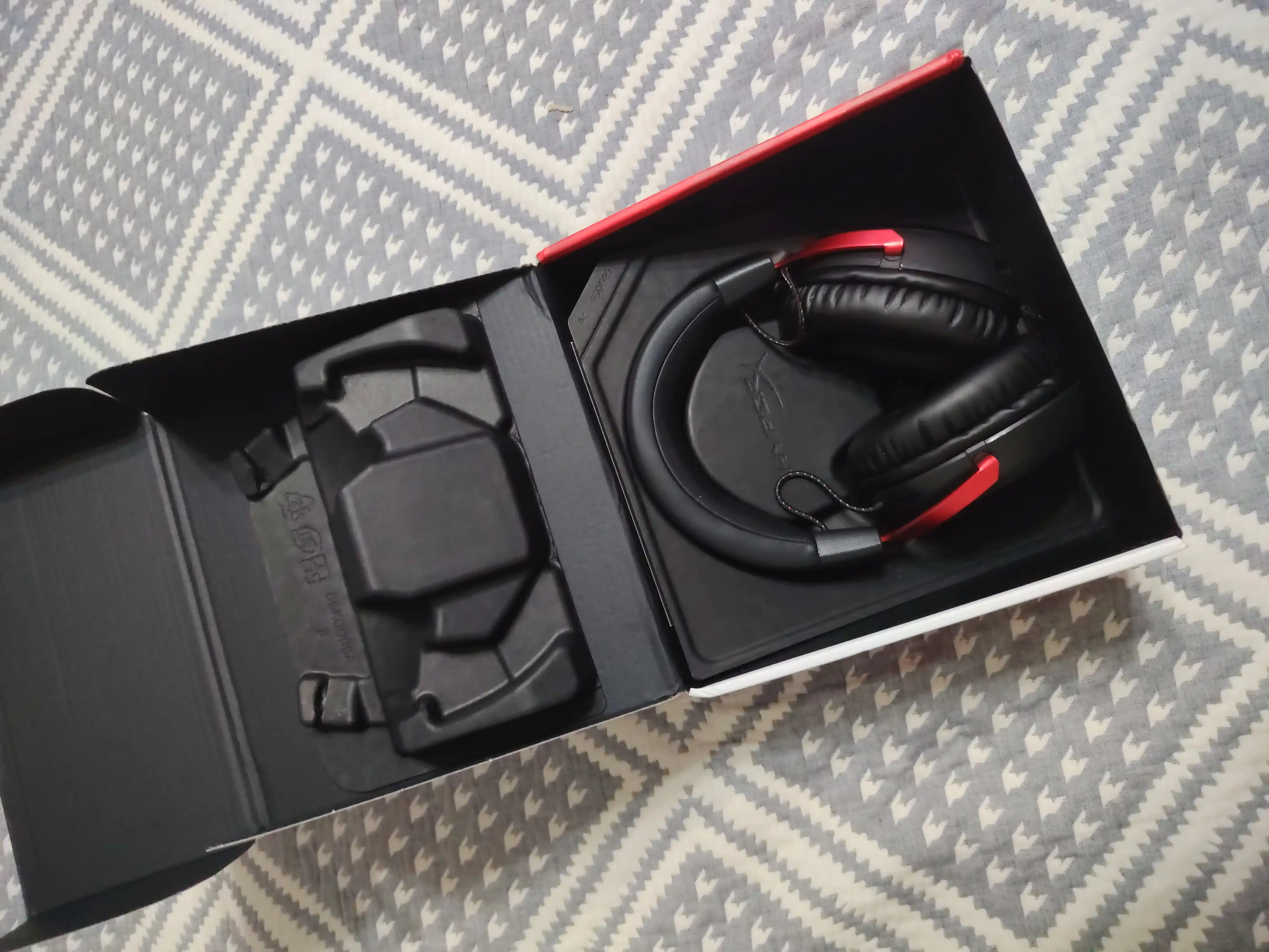 Oyin simli quloqchinlari HyperX Cloud III 7.1, oyin eshitish vositasi