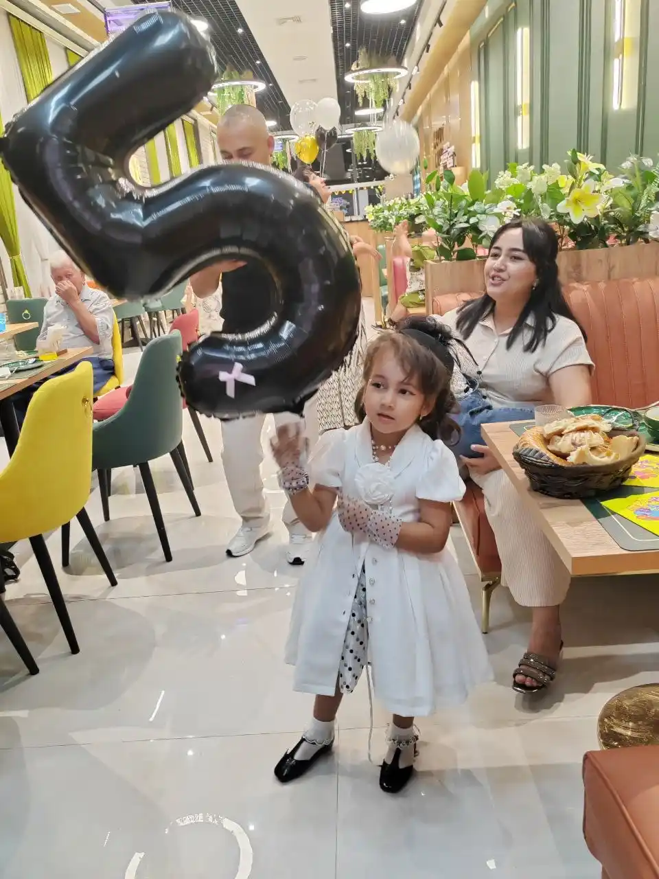 Shar raqam Katta, 32D, 81 sm, qora va kok rangda, bantiklar bilan, bayram uchun