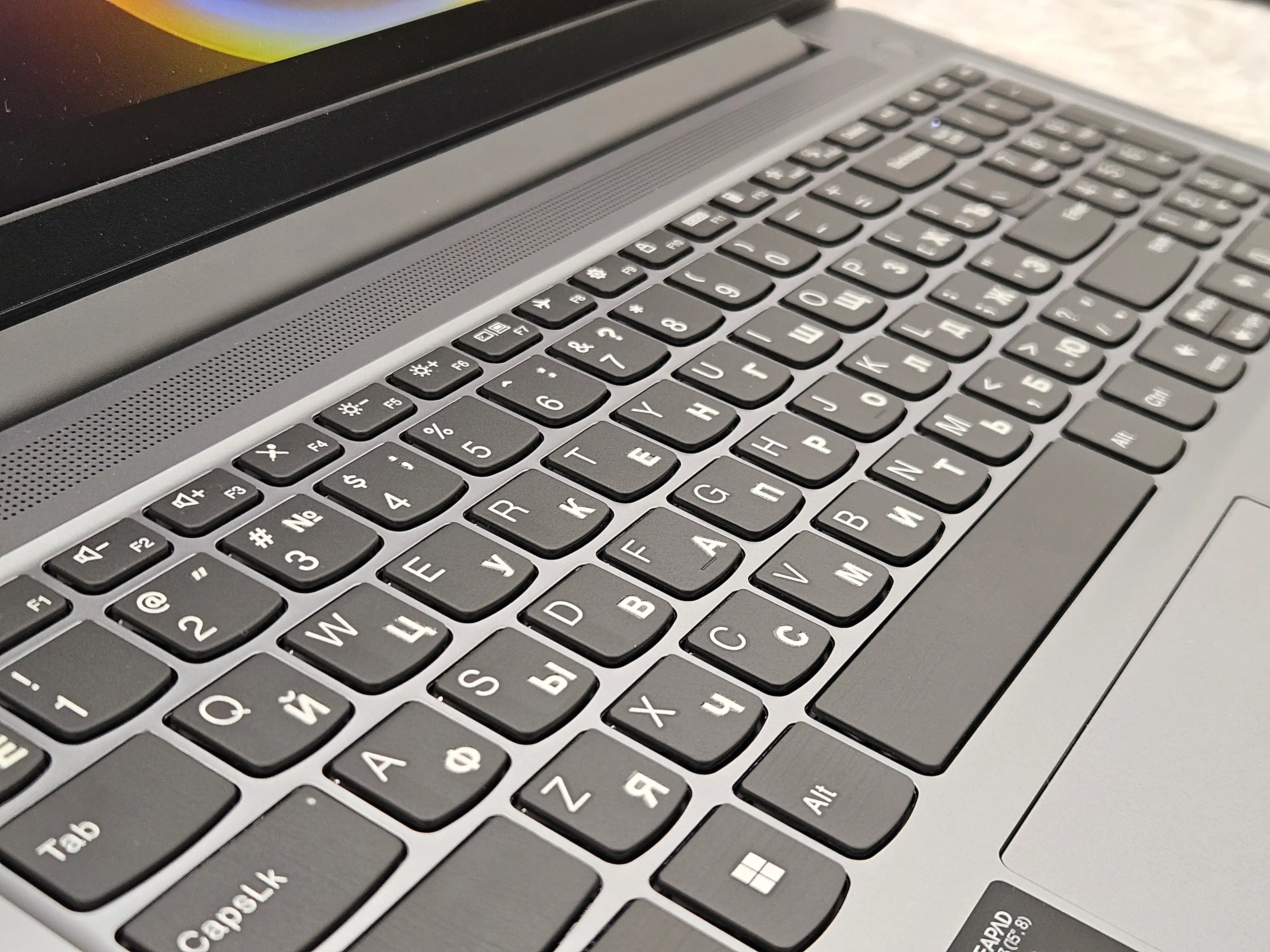 Shaffof ruscha kLaviatura nakleykasi – 3D bo‘rtma harflar, universal keyboard sticker