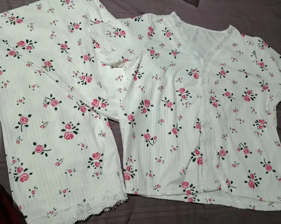 Ayollar uy kiyimi, yurak shaklidagi oq pijama, bahor-yoz uchun