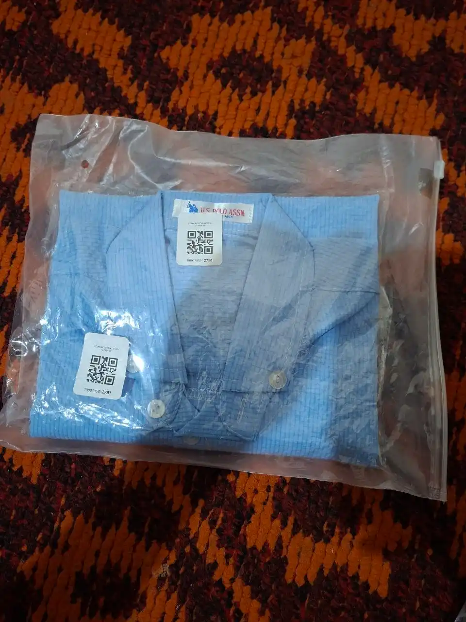 Yozgi gofrali erkaklar polo ko‘ylagi