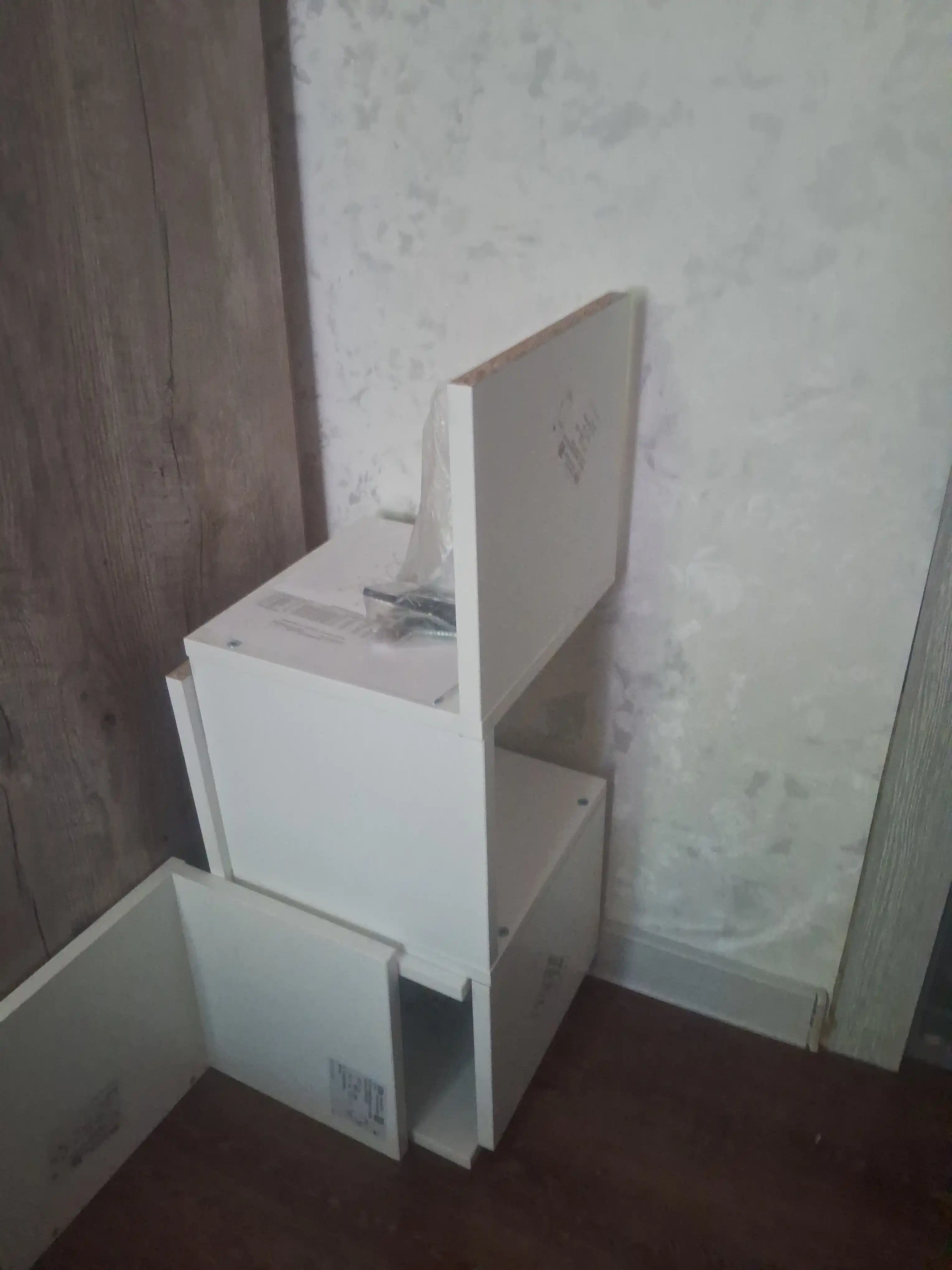 Kitoblar, gullar, kosmetika, o'yinchoq uchun devorga o'rnatilgan burchak tokchasi