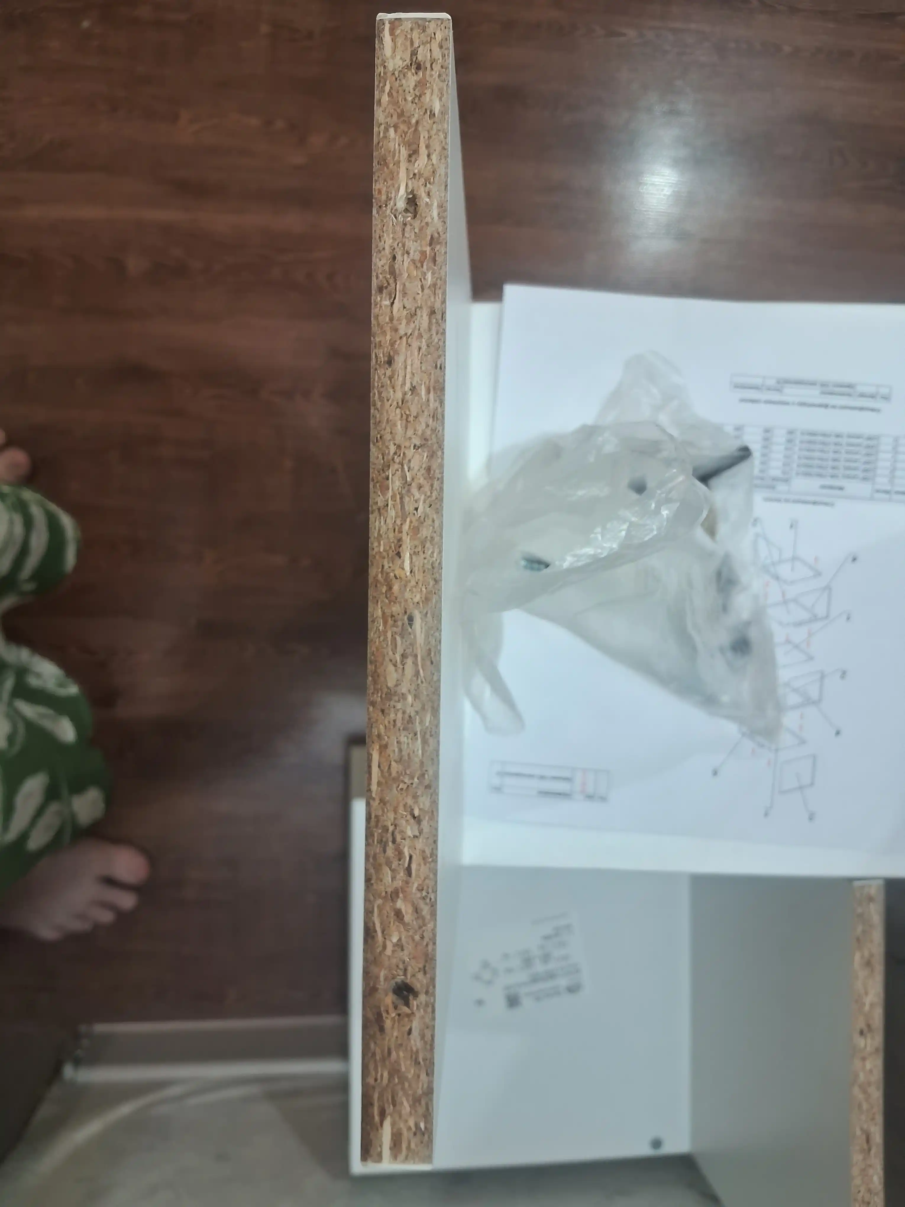Kitoblar, gullar, kosmetika, o'yinchoq uchun devorga o'rnatilgan burchak tokchasi