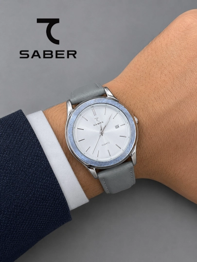 Мужские наручные часы SABER, кварцевый механизм, кожаный ремешок часы в подарочной коробке — WTCLINE-SABER89-СЕРЫЙ