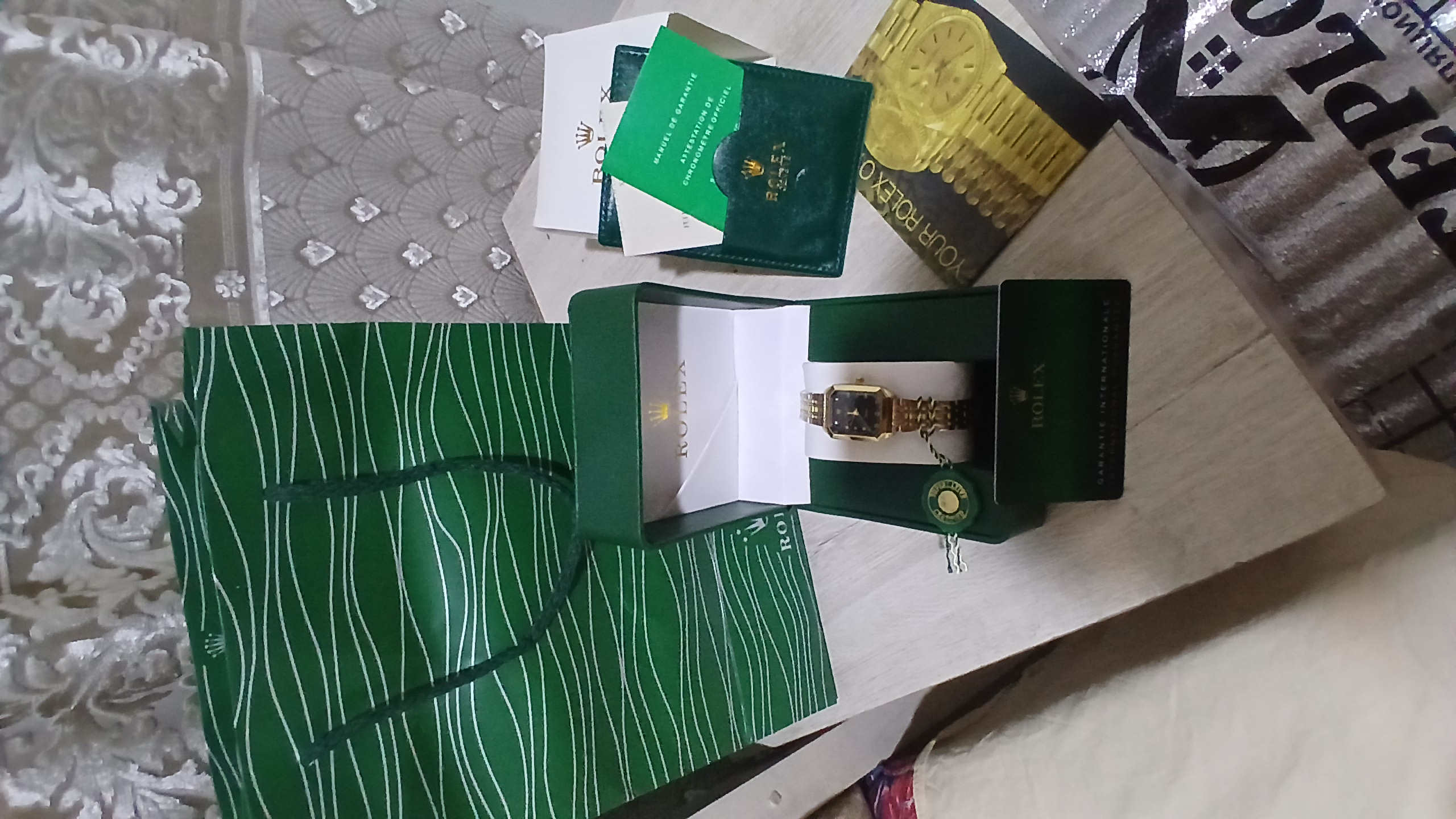 Ayollar qo‘l soati karobka, quti, hujjat va sumkasi bilan