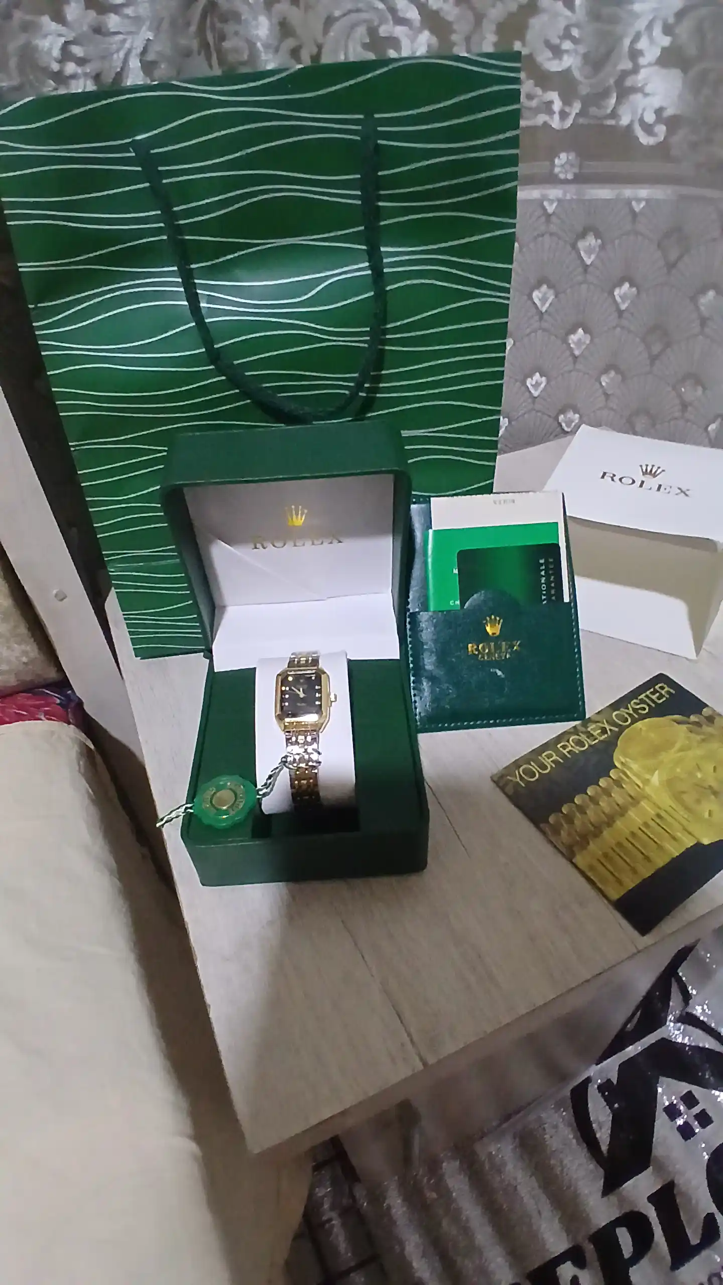 Ayollar qo‘l soati karobka, quti, hujjat va sumkasi bilan