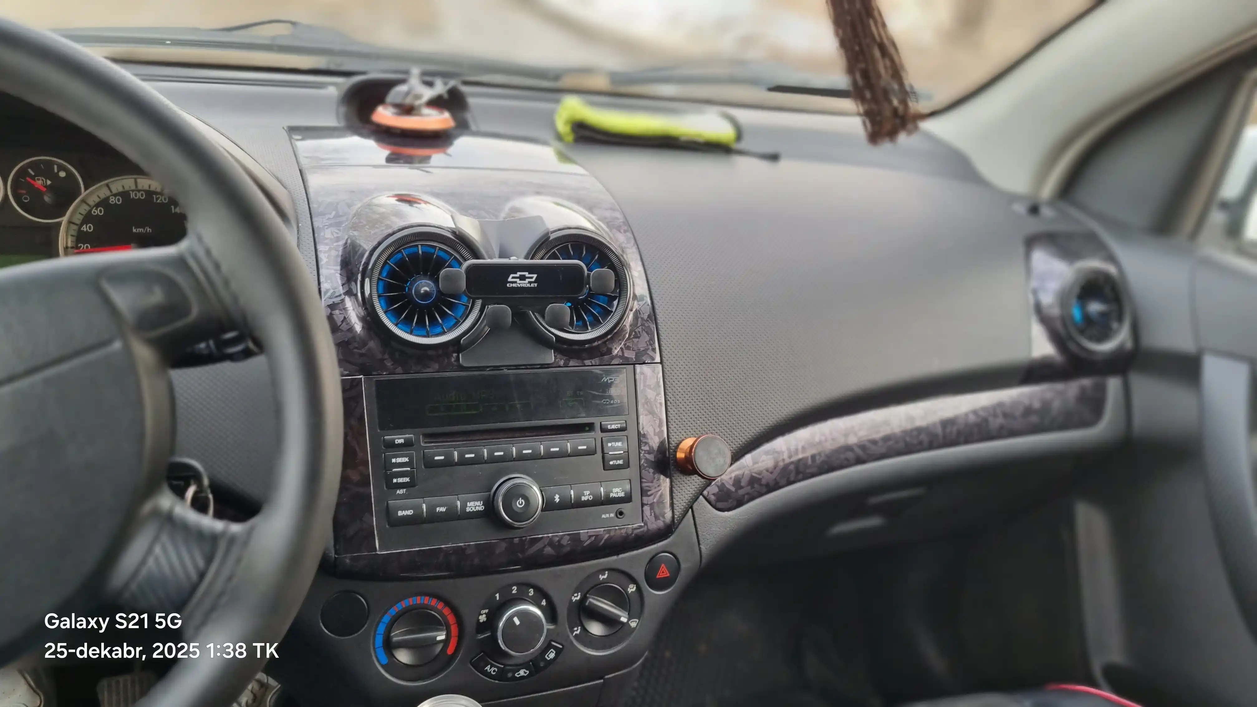 Chevrolet Nexia 3 uchun avtomobil telefon ushlagichi — gravitatsion kronshtyen