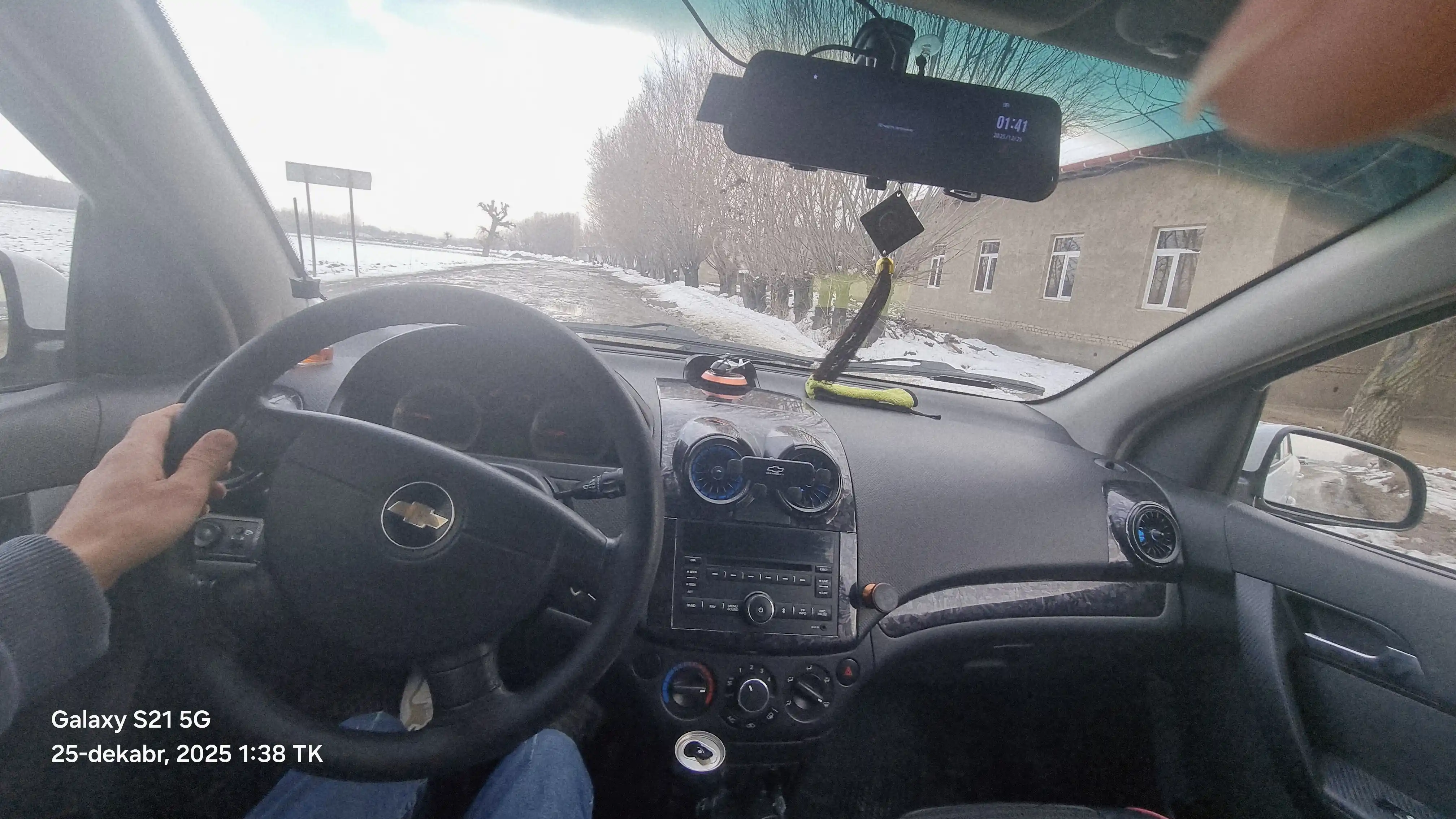 Chevrolet Nexia 3 uchun avtomobil telefon ushlagichi — gravitatsion kronshtyen
