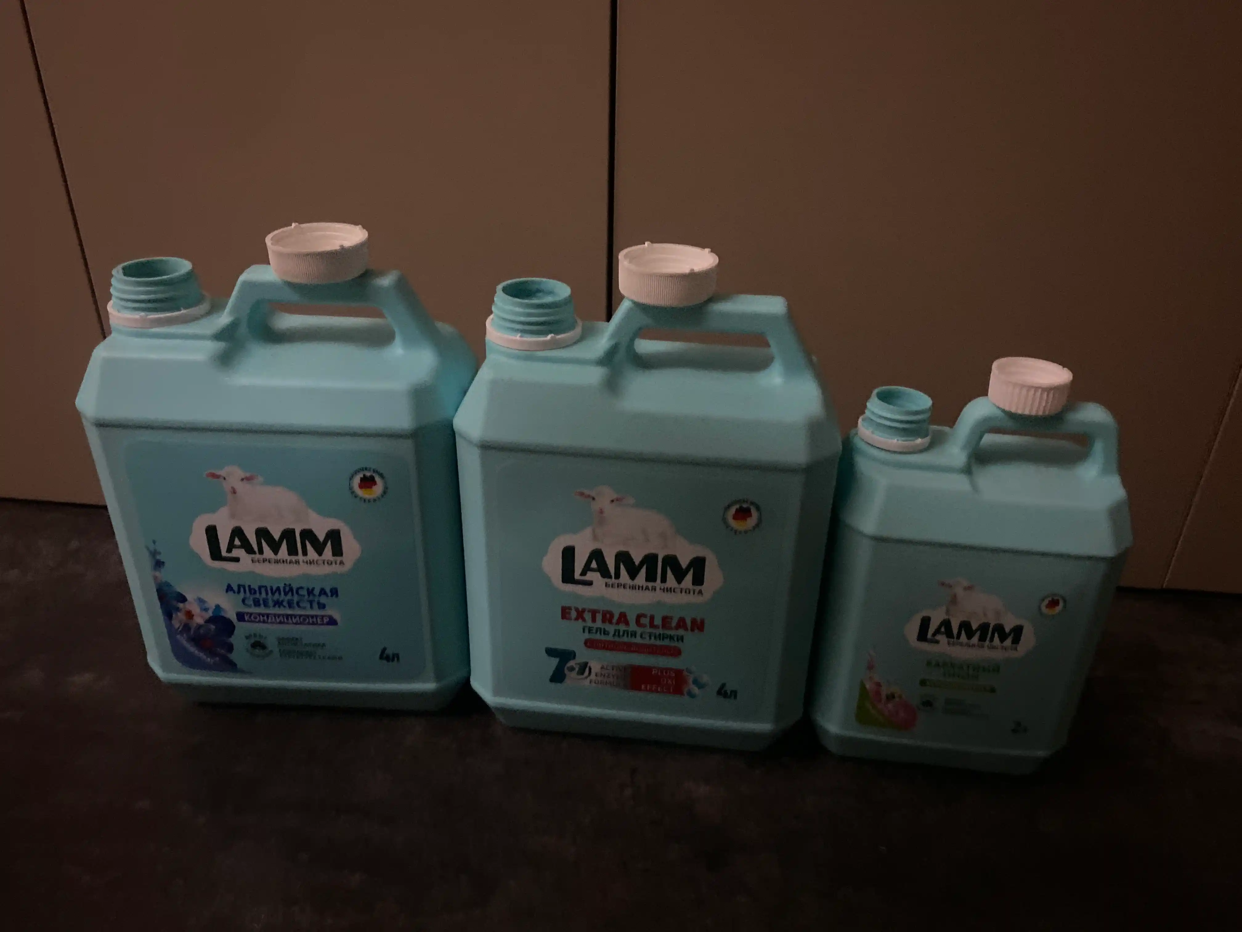 Maxsus LAMM Extra Clean kir yuvish geli 2 L, dog‘ chiqaruvchi formulali