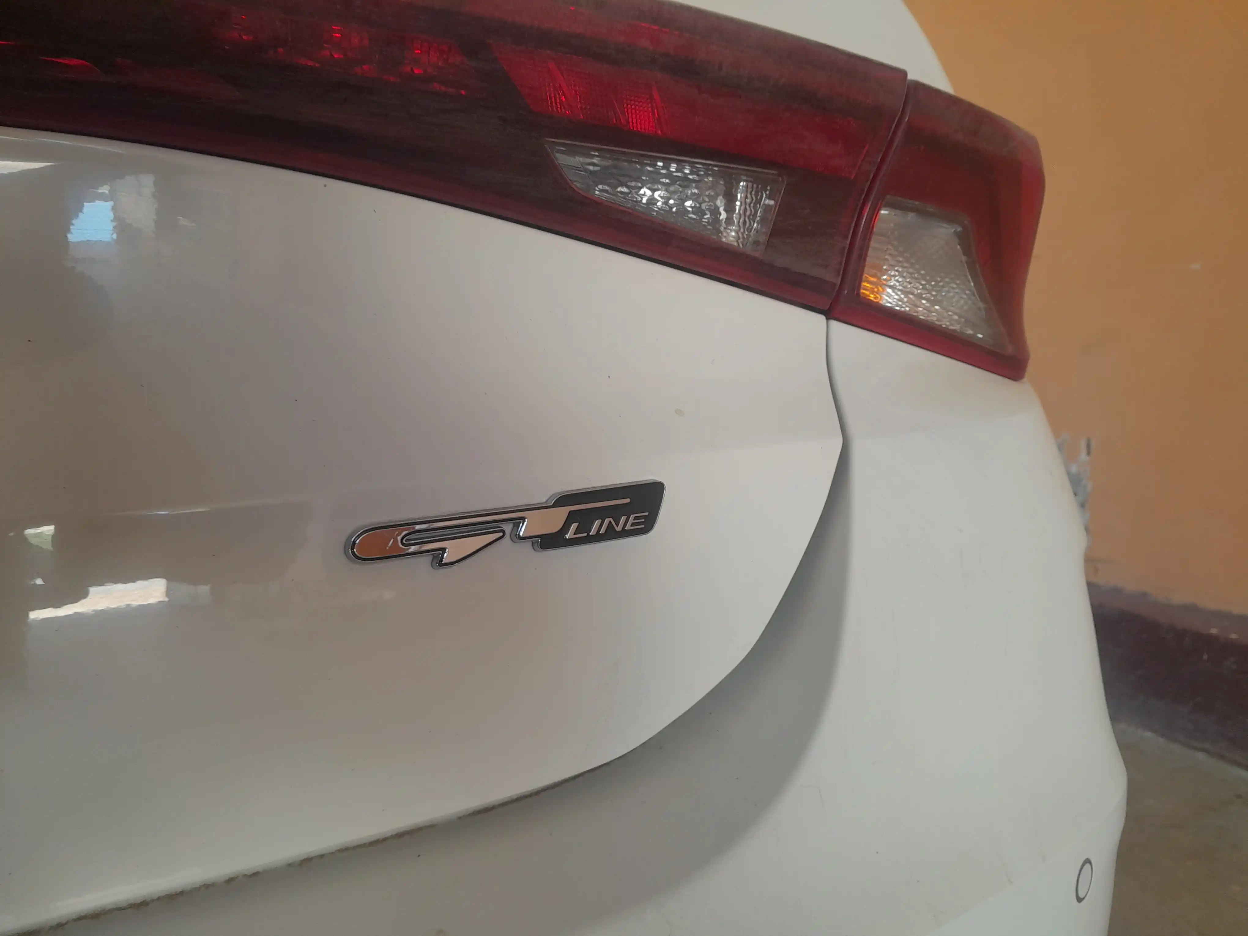 Kia K5, Picanto, Optima uchun GT Line magistralidagi emblema (tabel) yozuvi