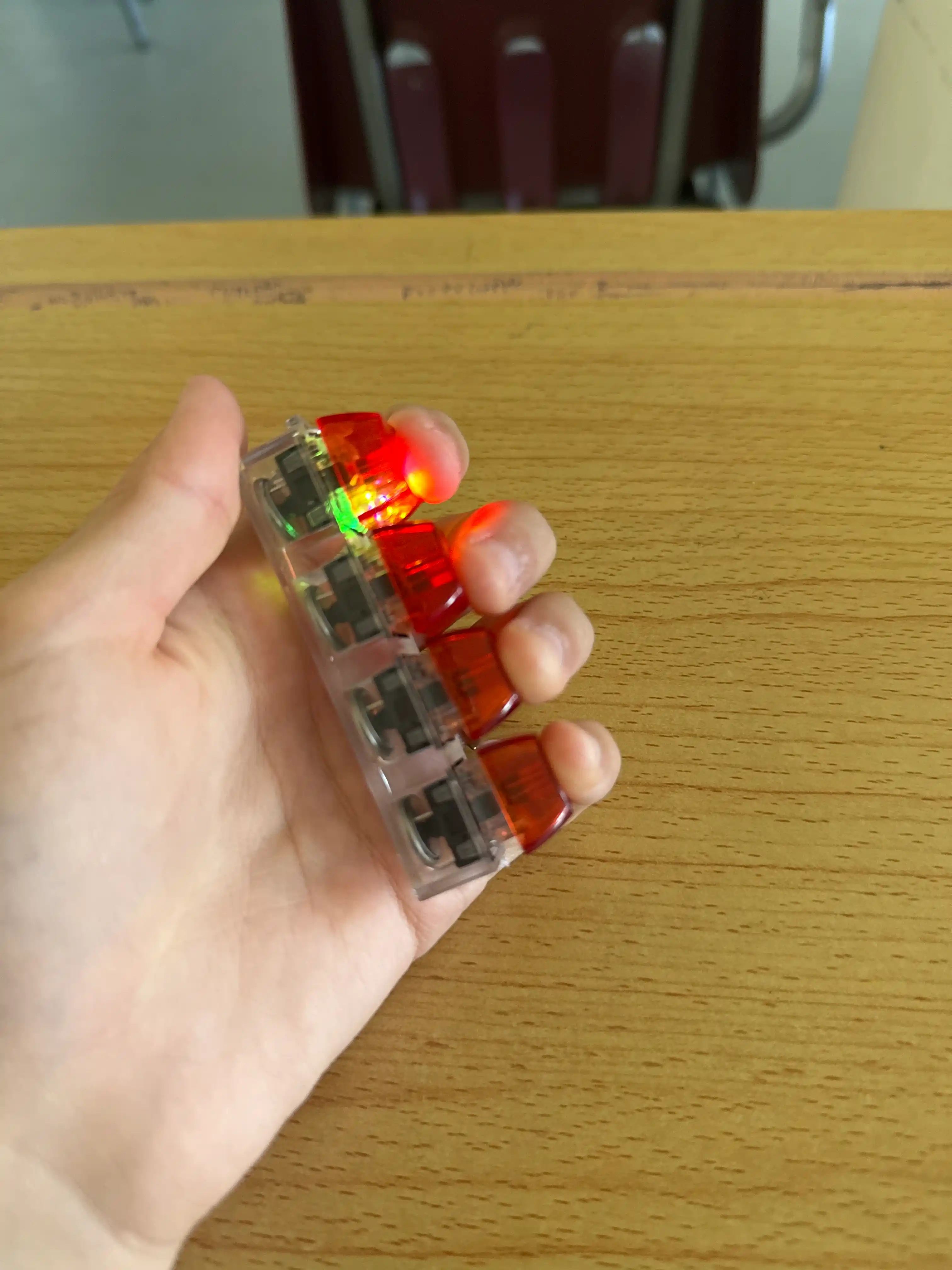 Антистресс брелок-клавиатура — гаджет с RGB-подсветкой для концентрации внимания