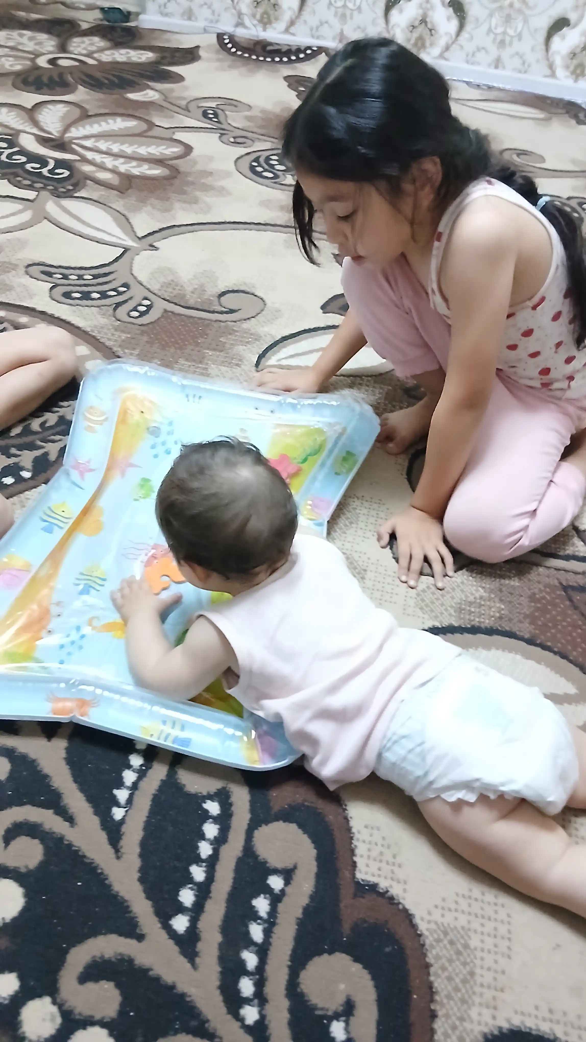 Akva kovrik, suvli basseyn rivojlantiruvchi o'yinchoq