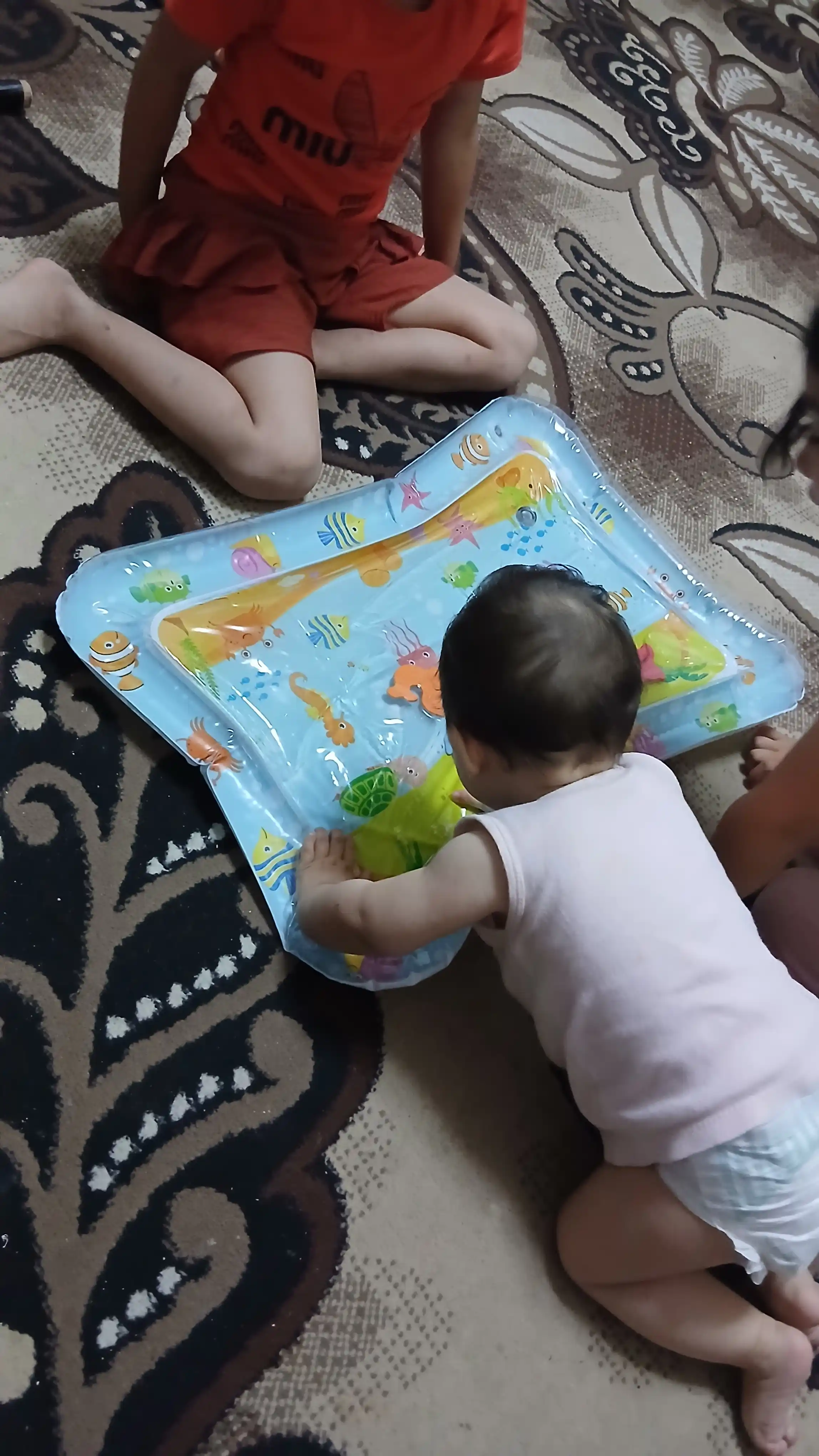 Akva kovrik, suvli basseyn rivojlantiruvchi o'yinchoq