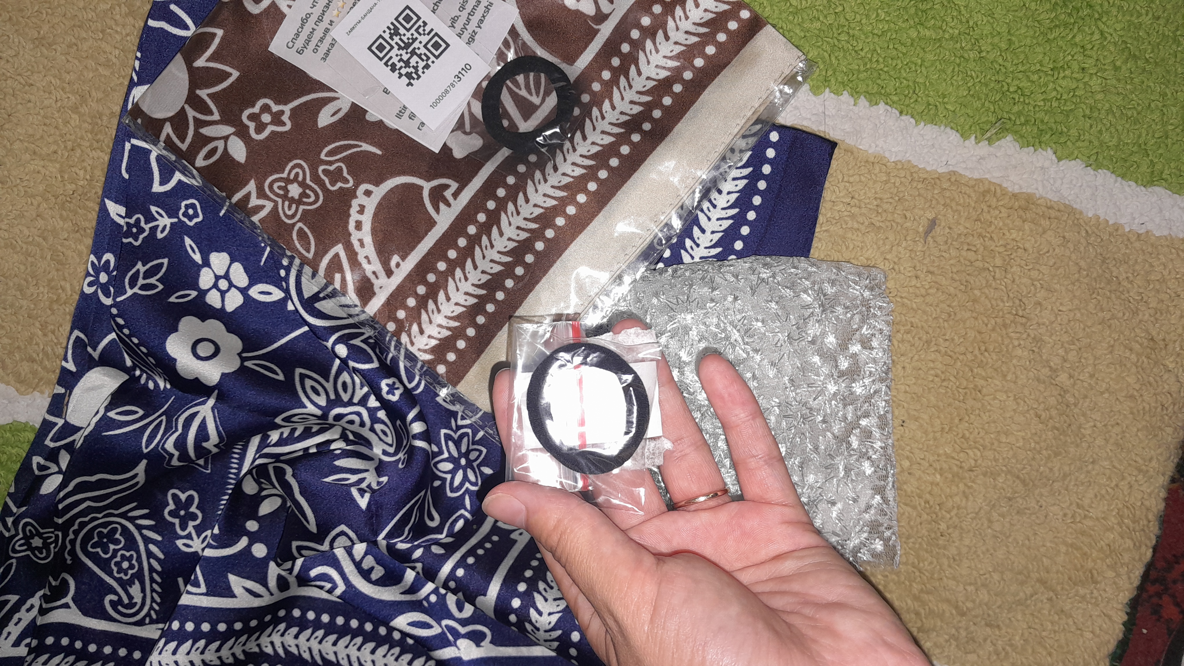 Ayollar bandanasi, ro‘mol yumshoq, yoqimli atlasdan tayyorlangan, Xitoy, o‘lchami 67x67 sm