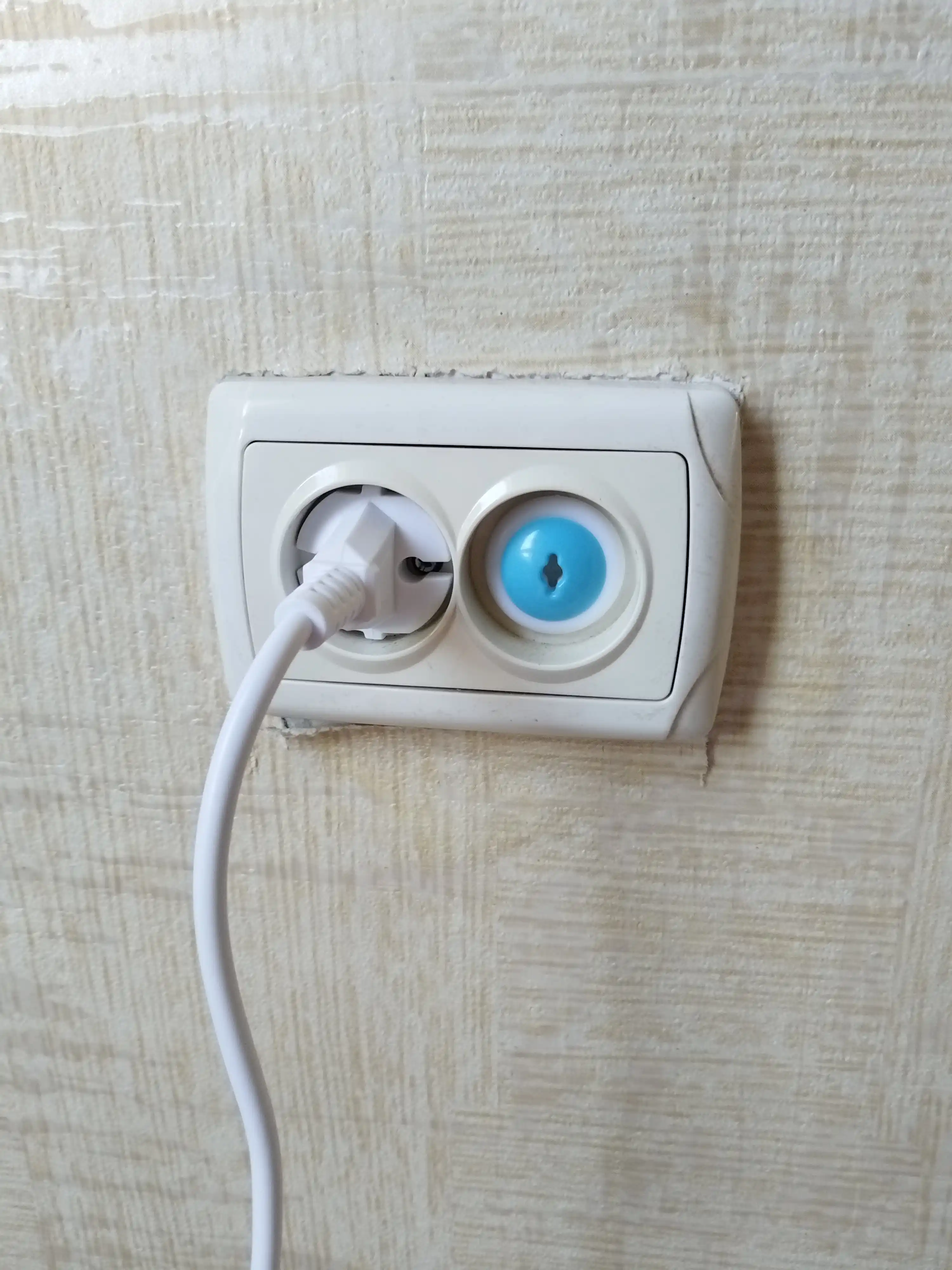 Защитные заглушки для розеток: 6 штук и ключ для извлечения