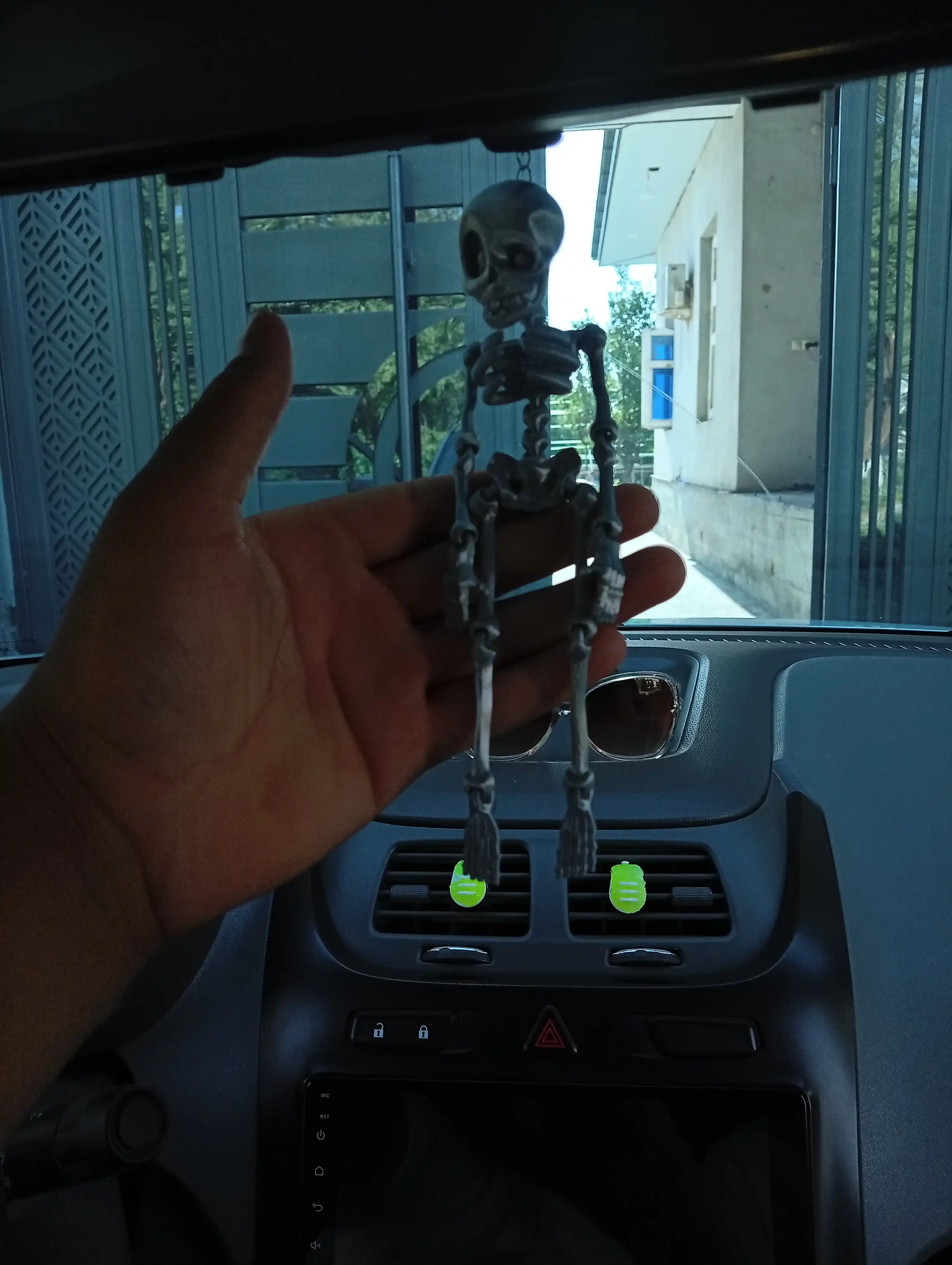 Harakatlanuvchi brelok, mashinaga osiladigan skelet, mumiya, astronavt, mushuk skeleti