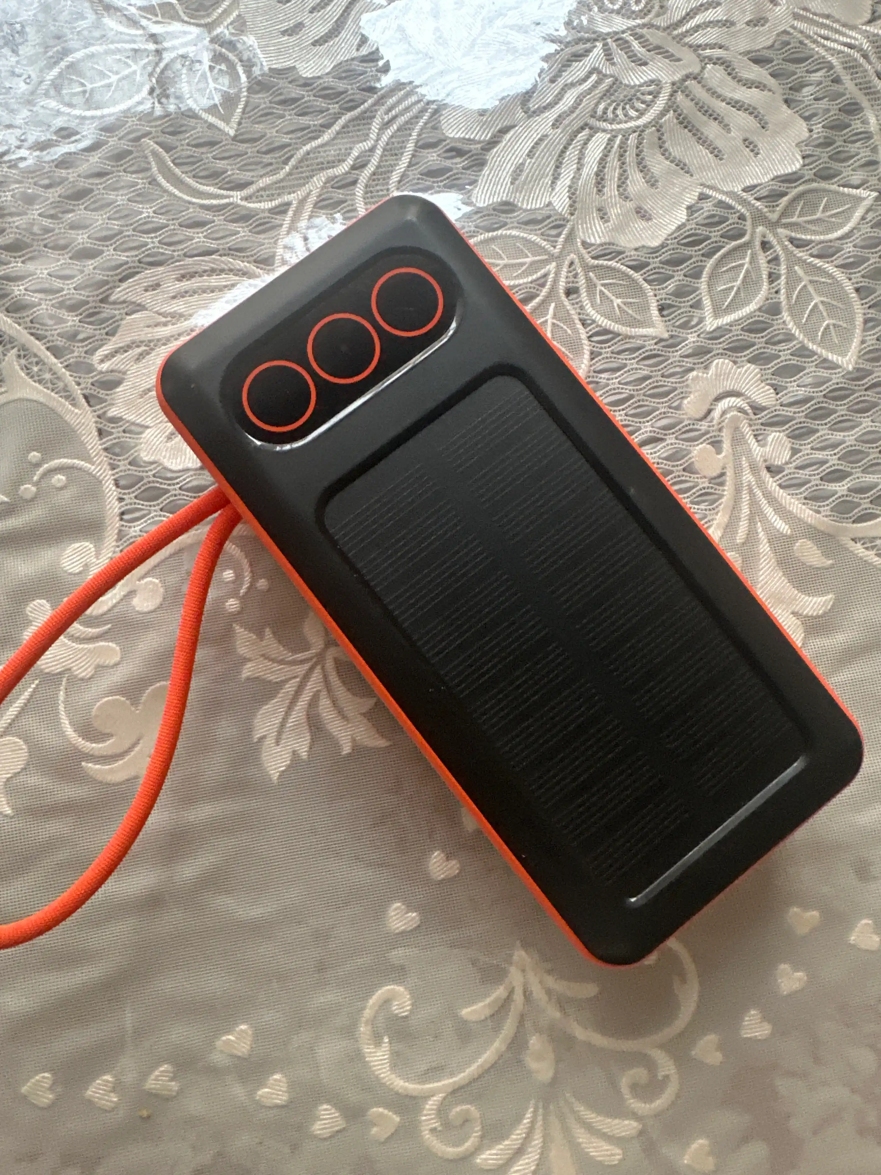 Повербанк 30000mAh с солнечной панелью, встроенными кабелями и LED фонарём LC-3