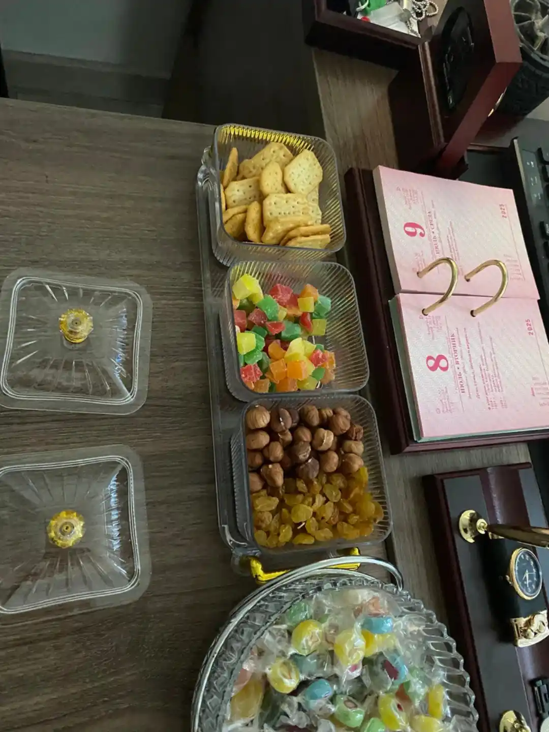 Qopqoqli va taglikli akril menajnitsa – quruq mevalar, yong‘oqlar va shirinliklar uchun
