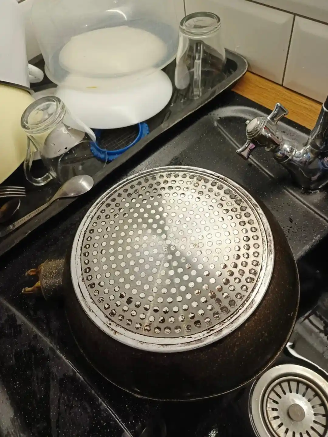 Nam salfetkalar (40–80 dona), sirka, dog‘ ketkazuvchi va antibakterial formulaga ega