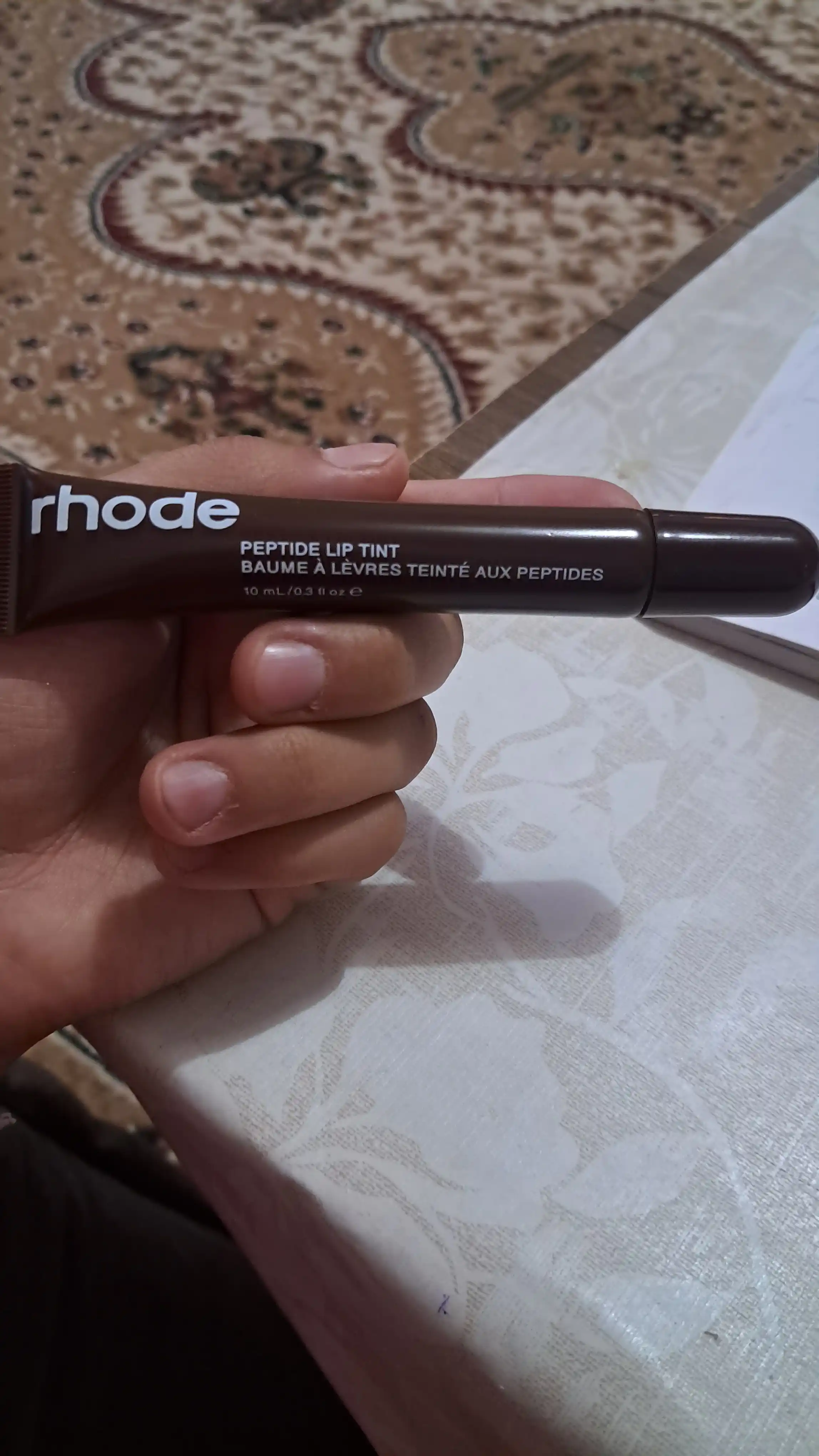 Rhode lablar uchun peptidli blyesk-balsam, namlaydi silliqlik beradi va tabiiy rang beradi