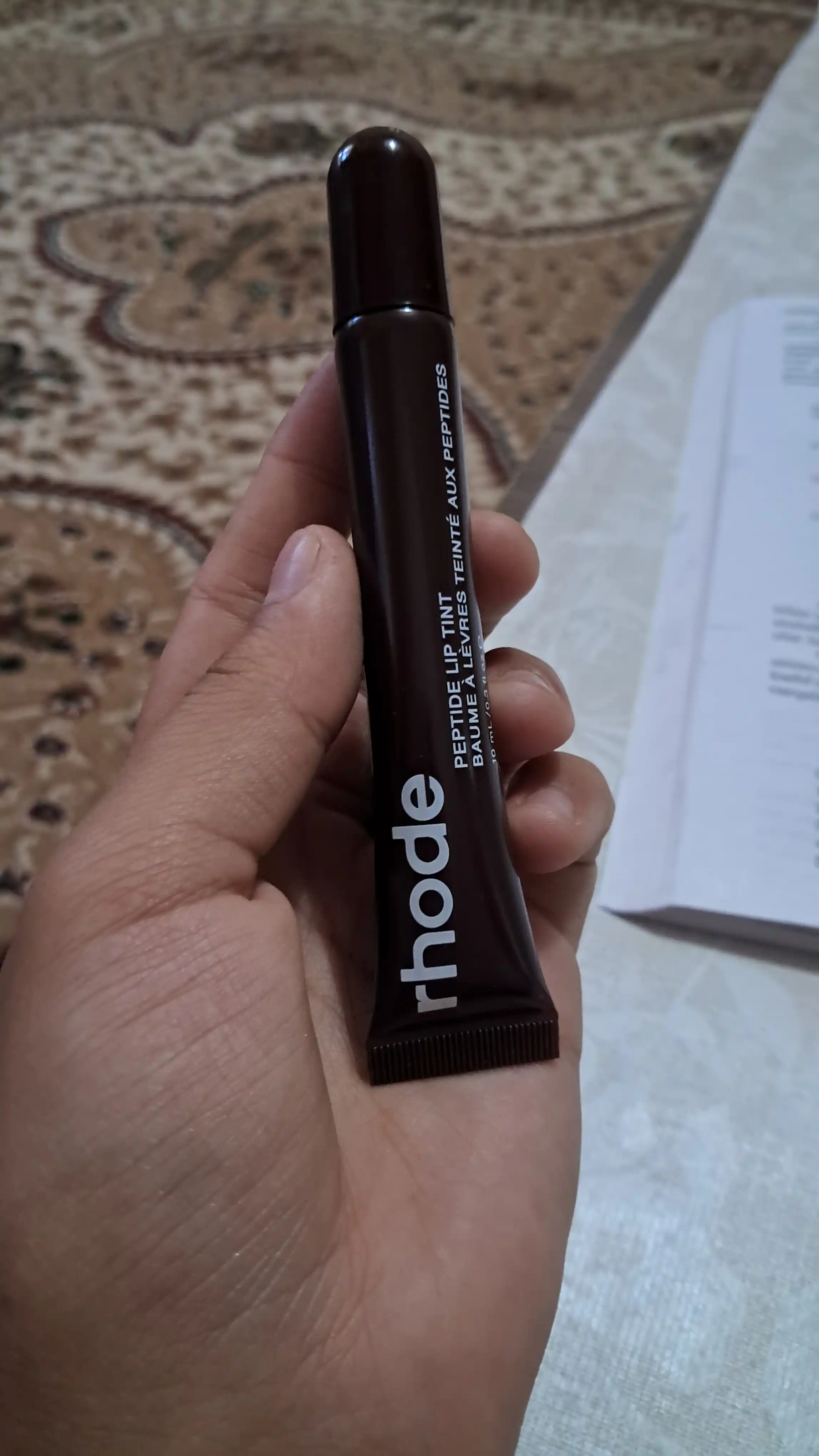 Rhode lablar uchun peptidli blyesk-balsam, namlaydi silliqlik beradi va tabiiy rang beradi