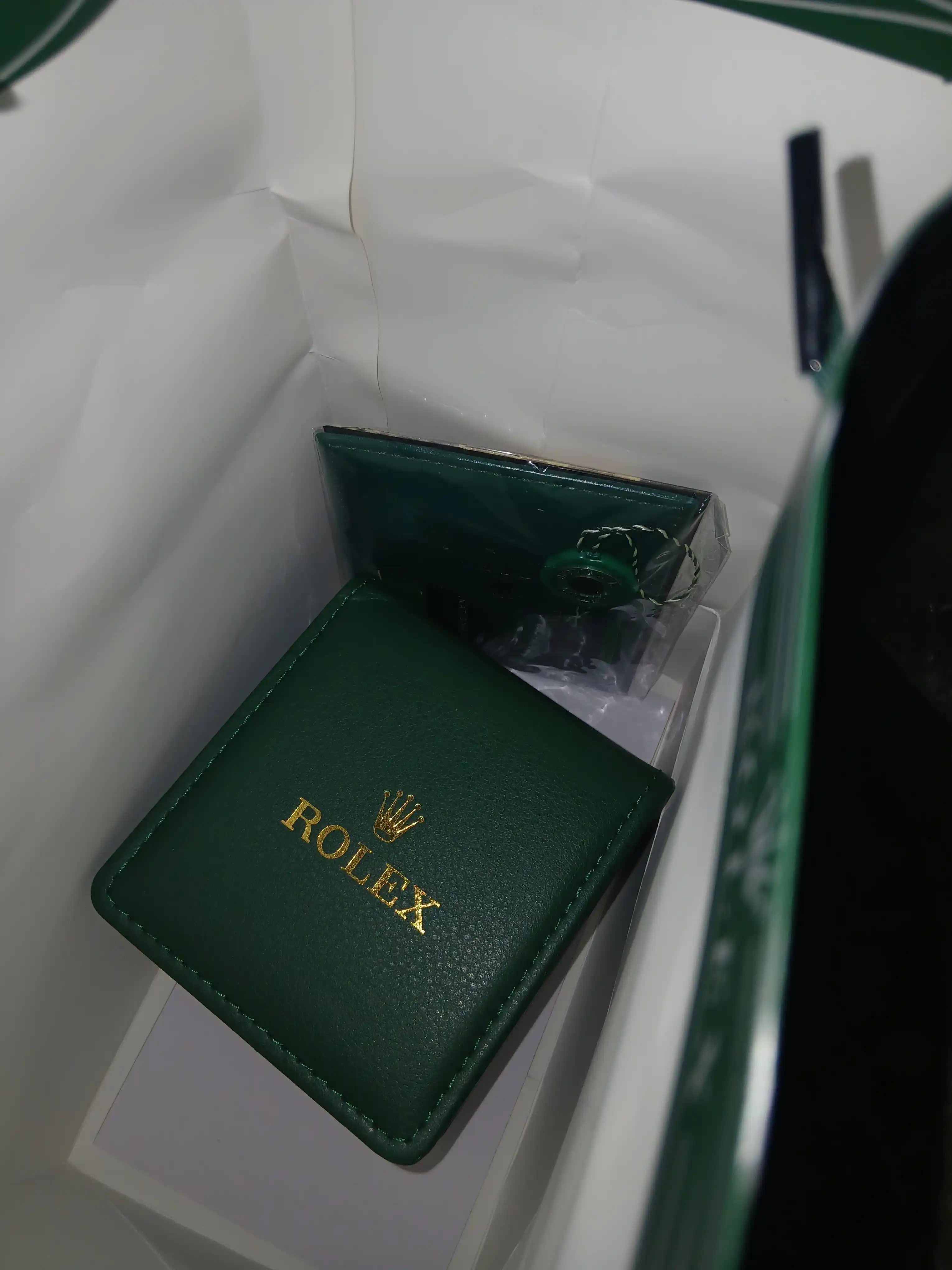 Sovg‘a qutisi, hujjatlar va paketli erkaklar qo‘l soati, bayram uchun sovg‘a