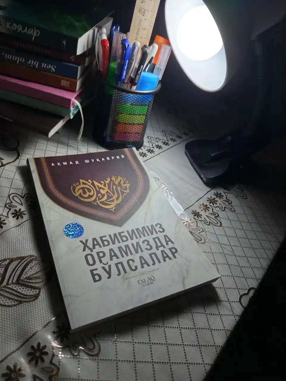 Stol lampasi qisqichda, 7 xil rangda