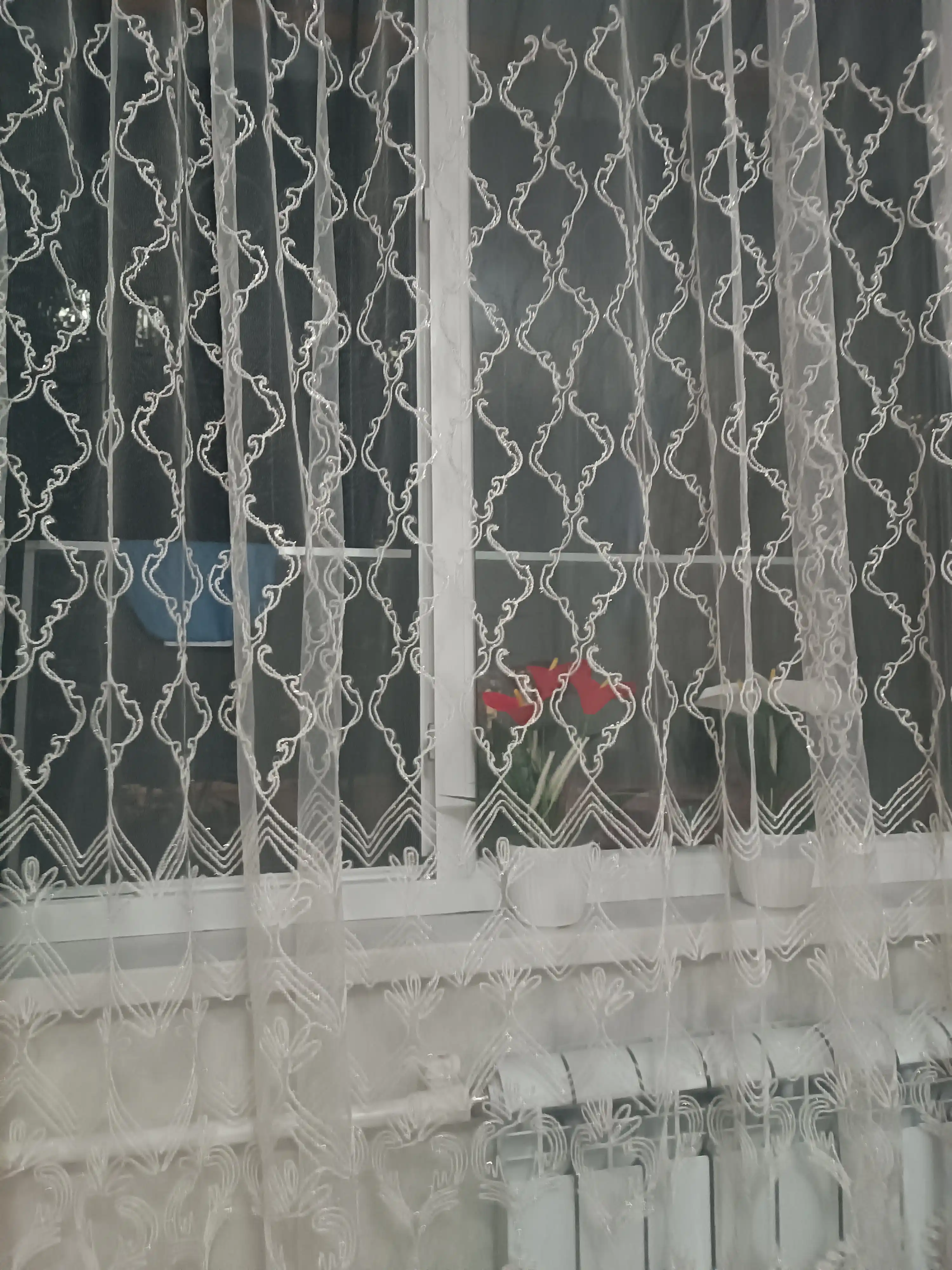 Tyul parda kashtali, nafis gulli, yengil va shaffof, bo‘yi 280 sm
