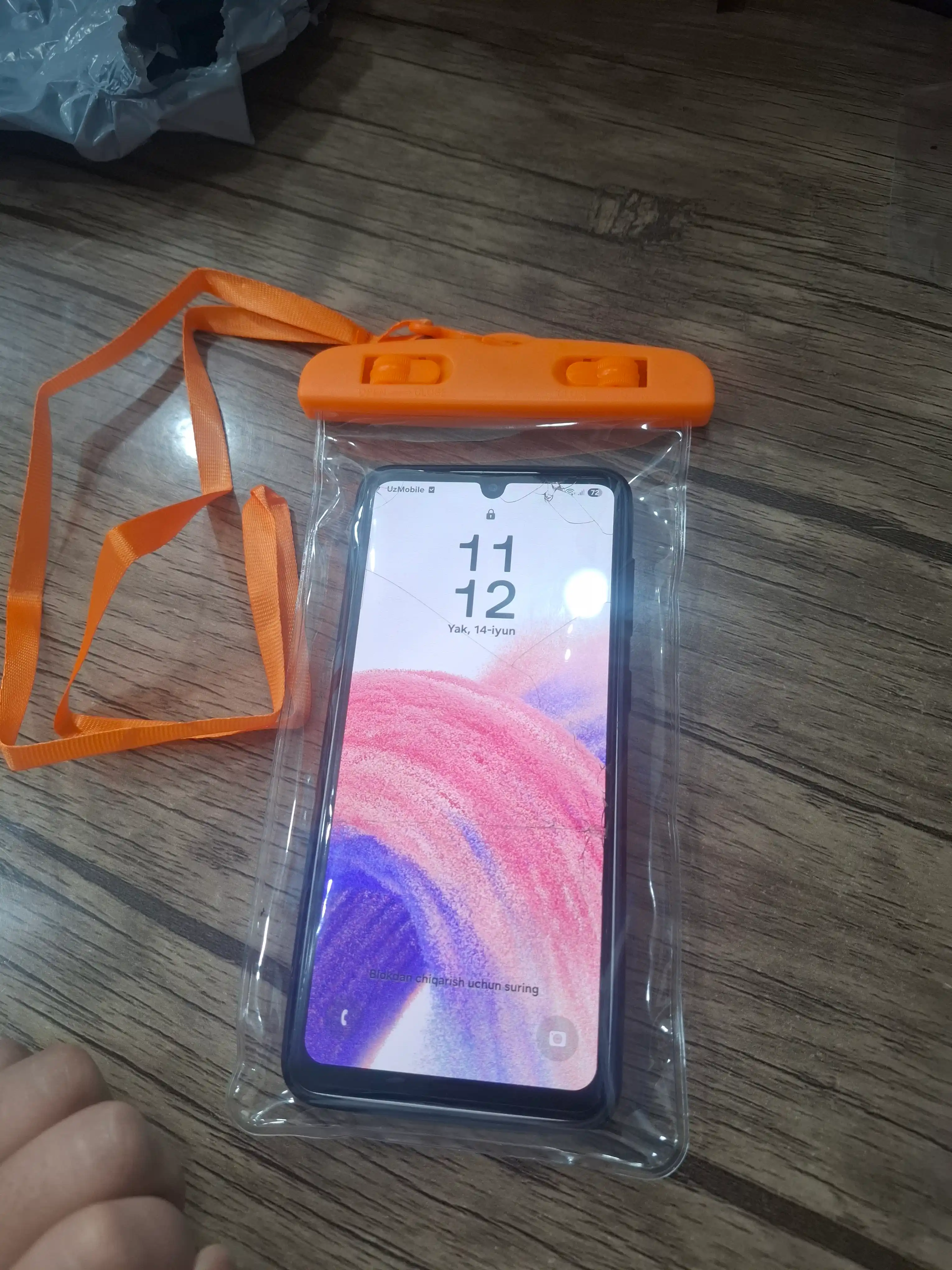 Suzishda suv o‘tkazmaydigan, germetik va universal telefon g‘ilofi