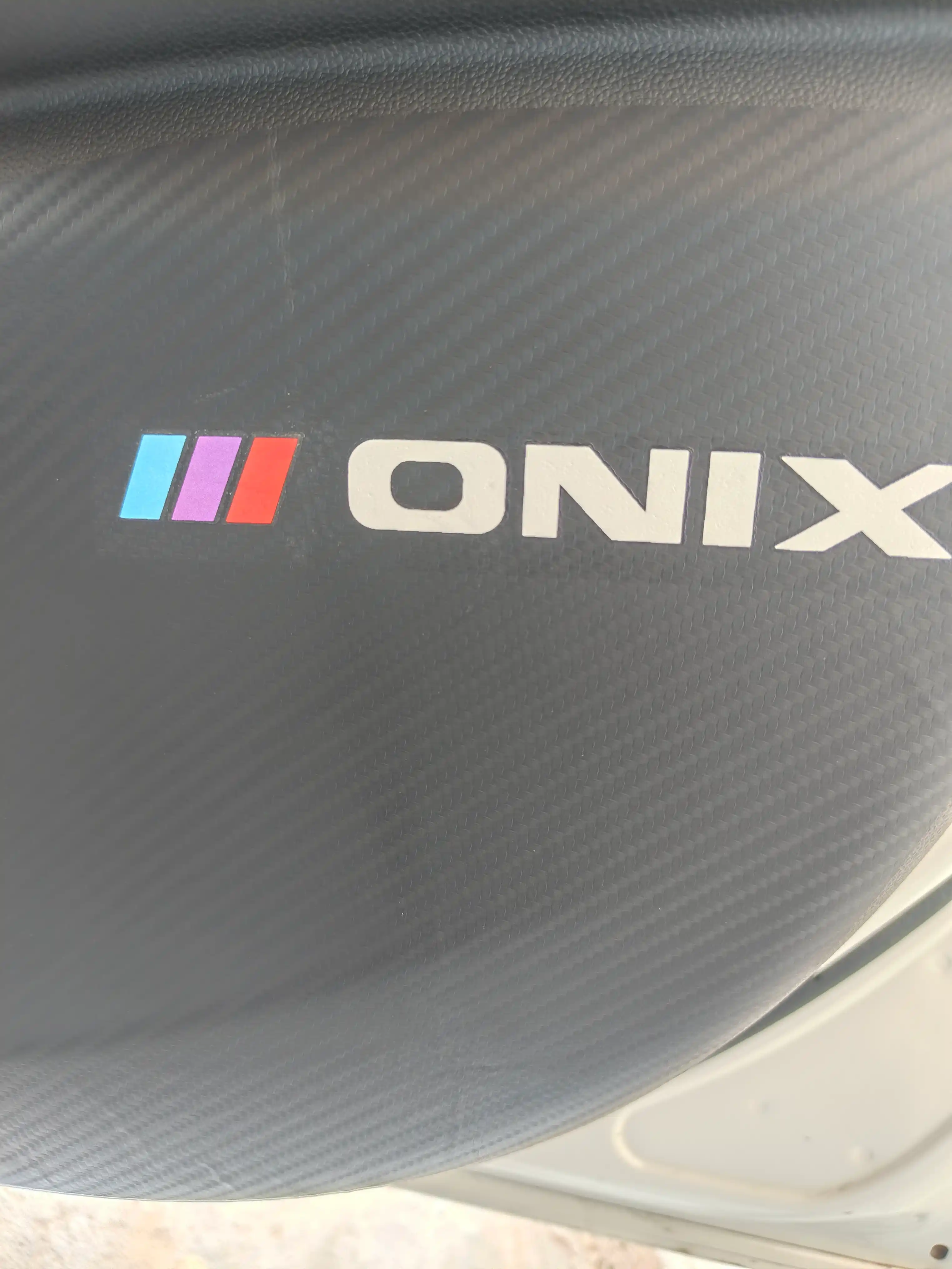 ONIX avtomobili uchun 4 ta eshikga, karbonli, o‘zi yopishadigan