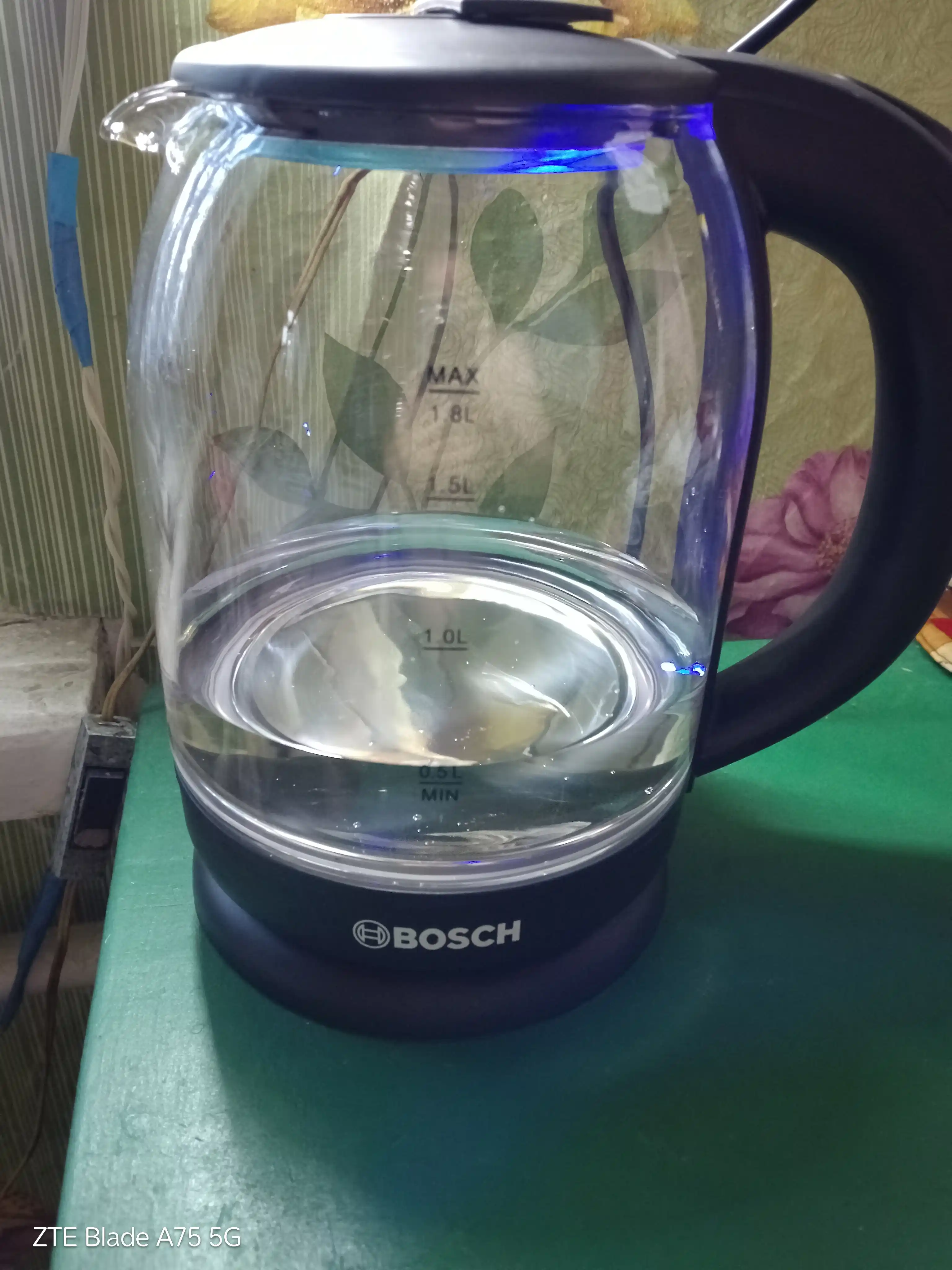 BOSCH 1.8l elektr choynagi - yorug‘lik diodli yoritgich, quvvati 2000 Vt, shisha
