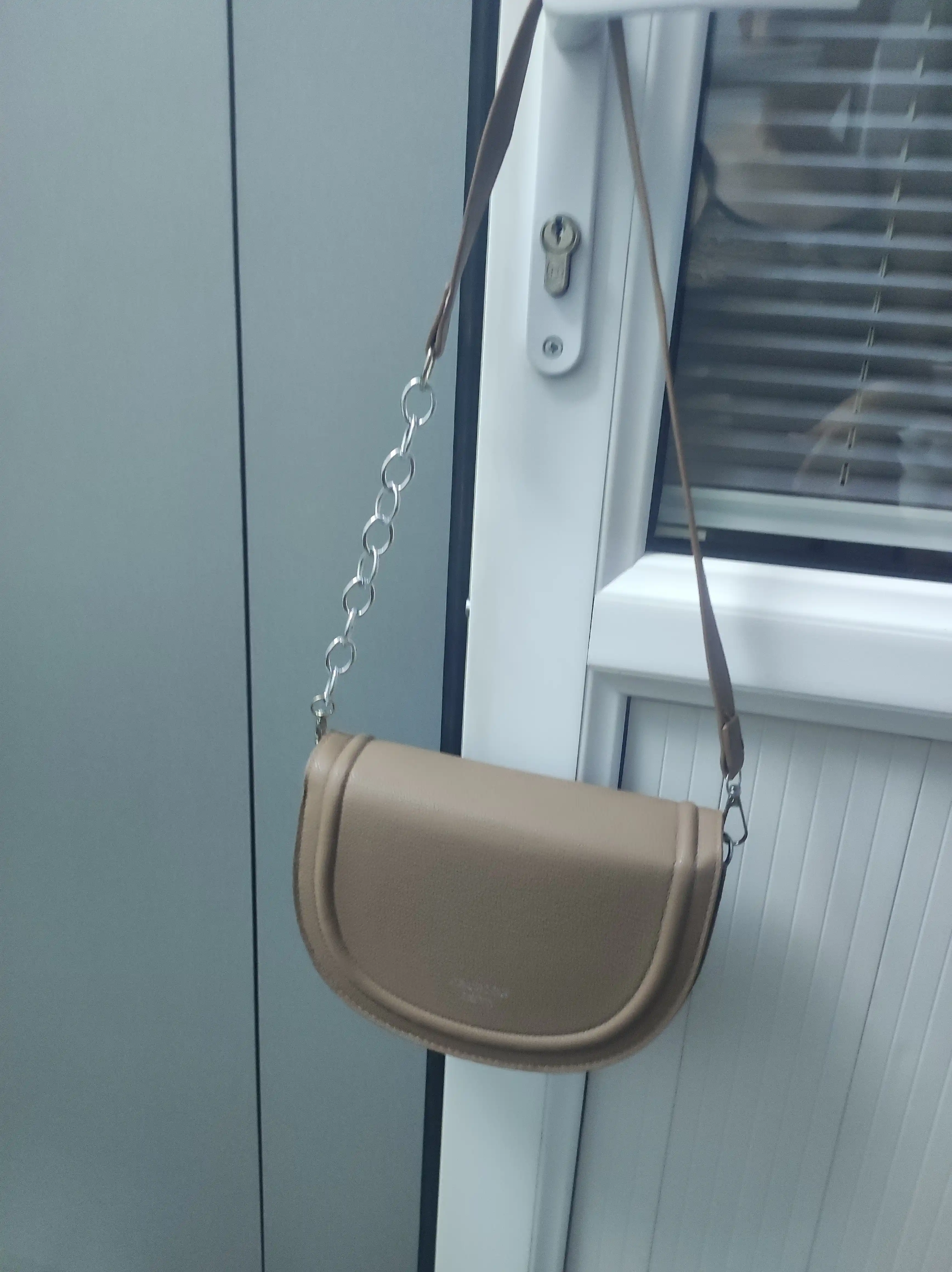 Ayollar sumkasi: egar, kross-bodi, yelkadan o‘tkazilgan, to‘plamda 2 ta tasma, eko charm