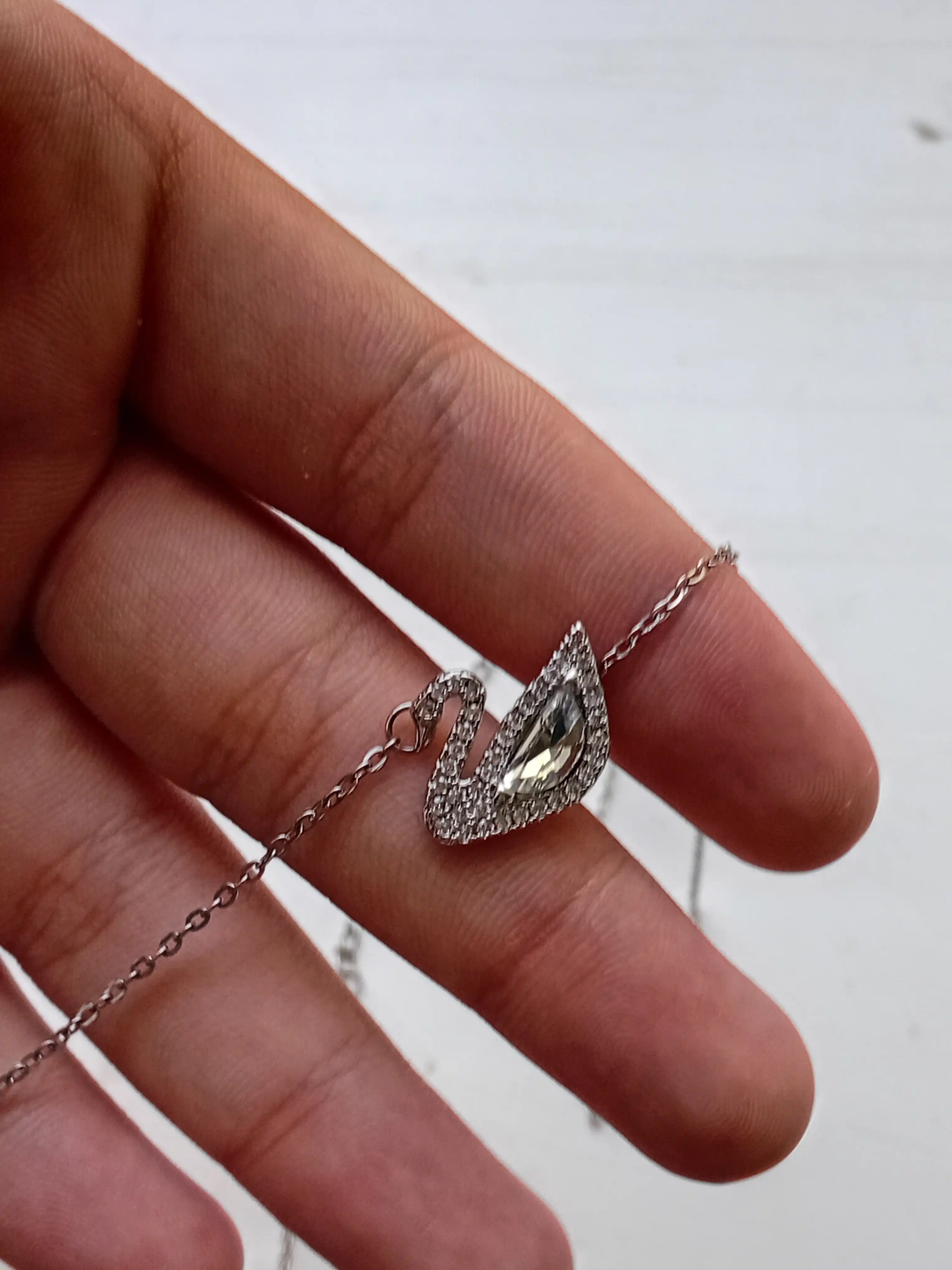 Ayollar zanjiri - oqqush shaklidagi marjon, SWAROVSKI kristallari bilan bezatilgan