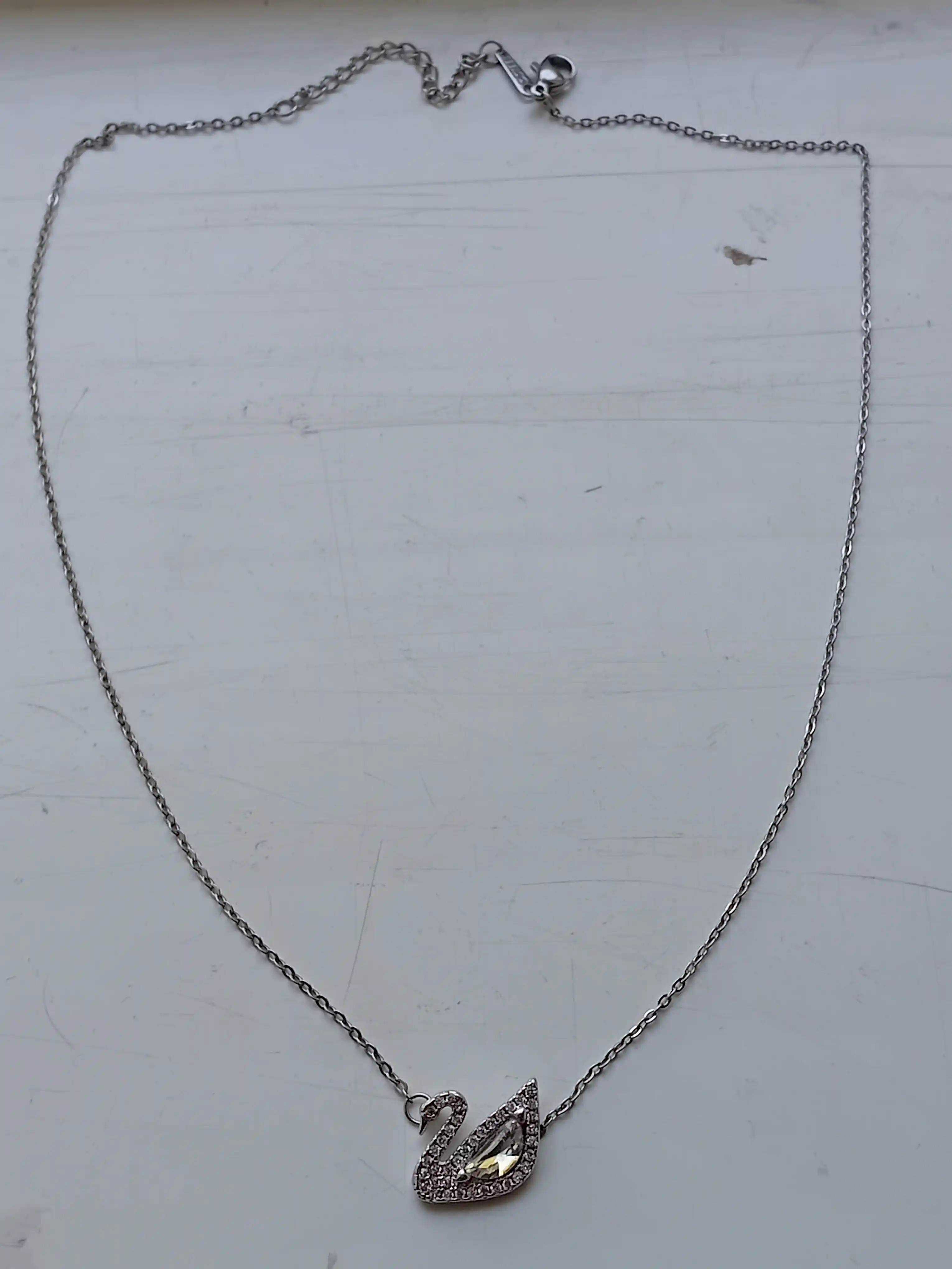 Ayollar zanjiri - oqqush shaklidagi marjon, SWAROVSKI kristallari bilan bezatilgan