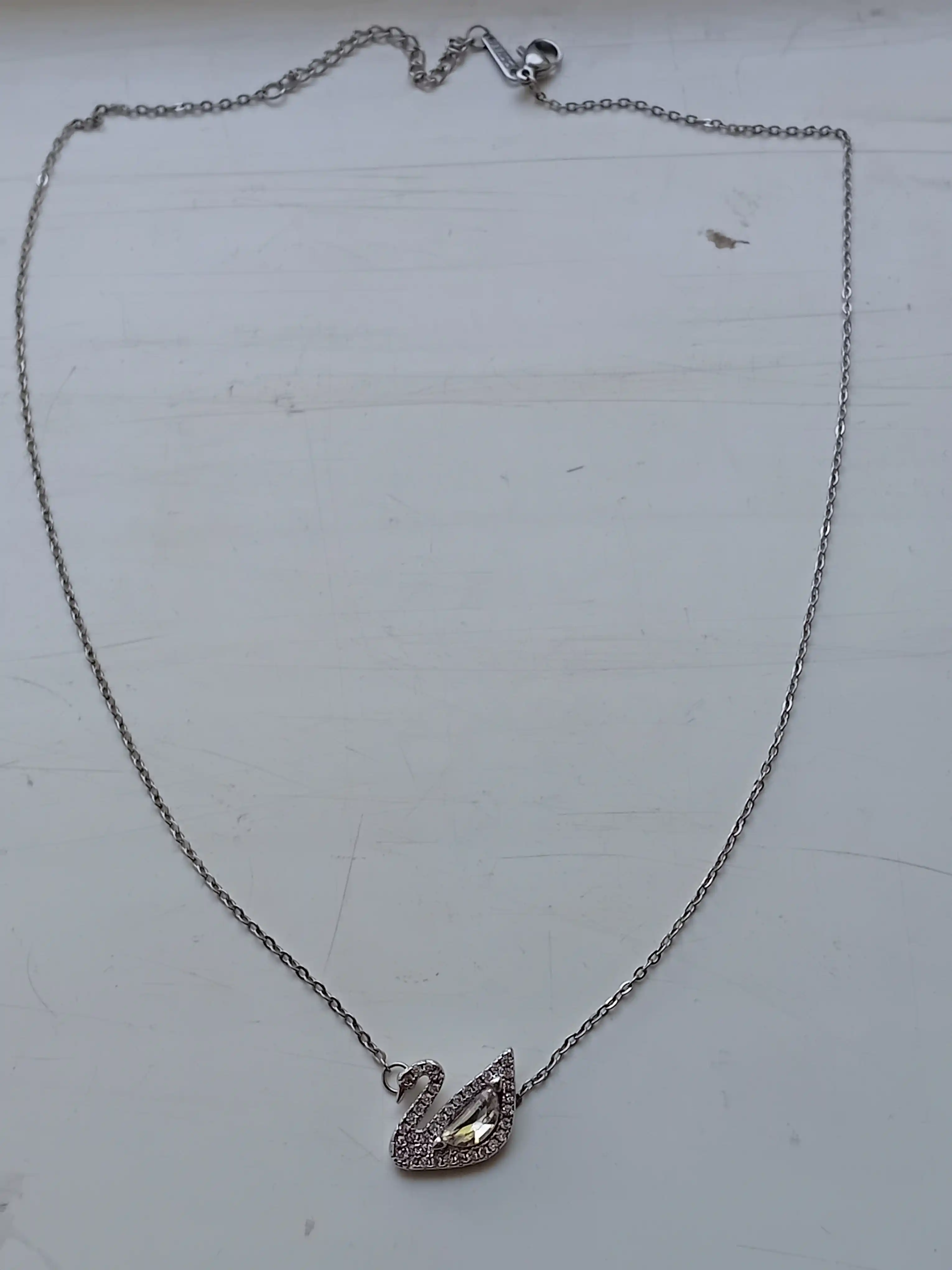 Ayollar zanjiri - oqqush shaklidagi marjon, SWAROVSKI kristallari bilan bezatilgan