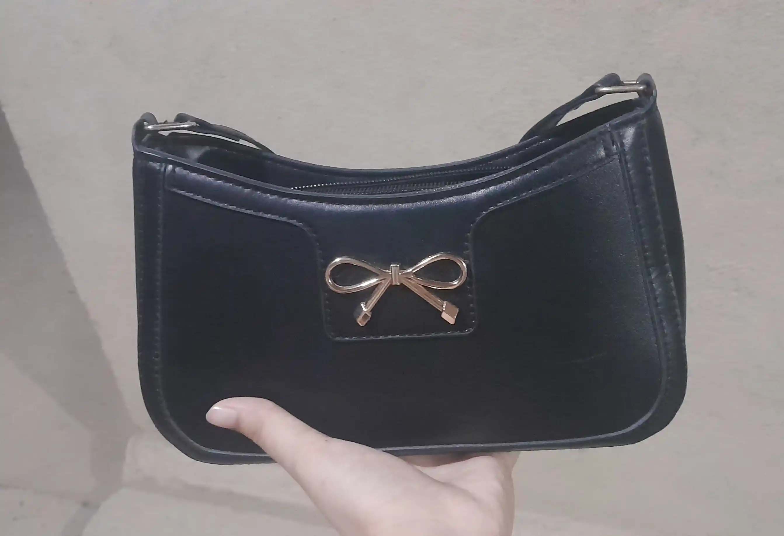 Ayollar uchun mini sumka, qora, yelka orqali taqiladigan, dekorativ bantikli crossbody