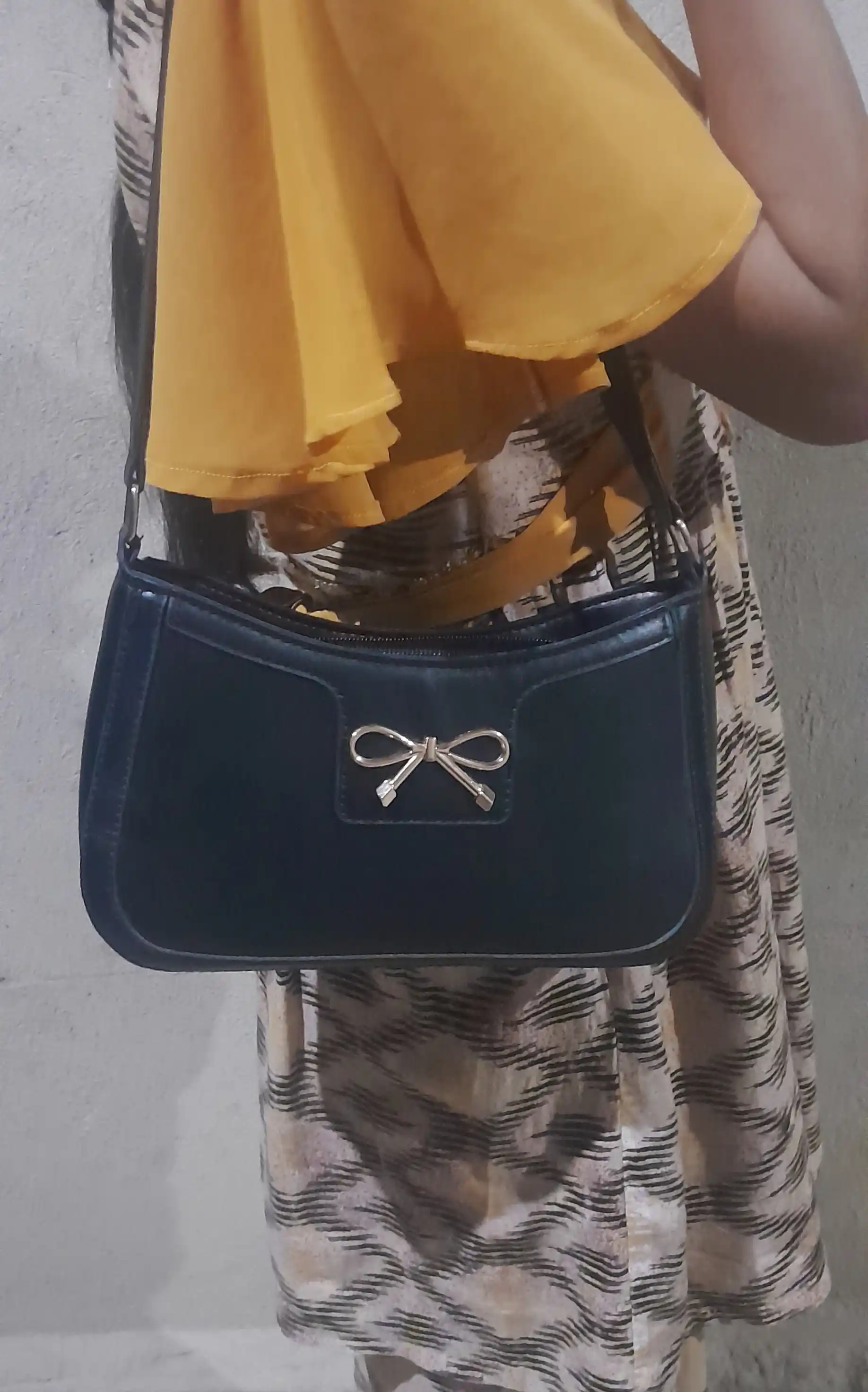 Ayollar uchun mini sumka, qora, yelka orqali taqiladigan, dekorativ bantikli crossbody
