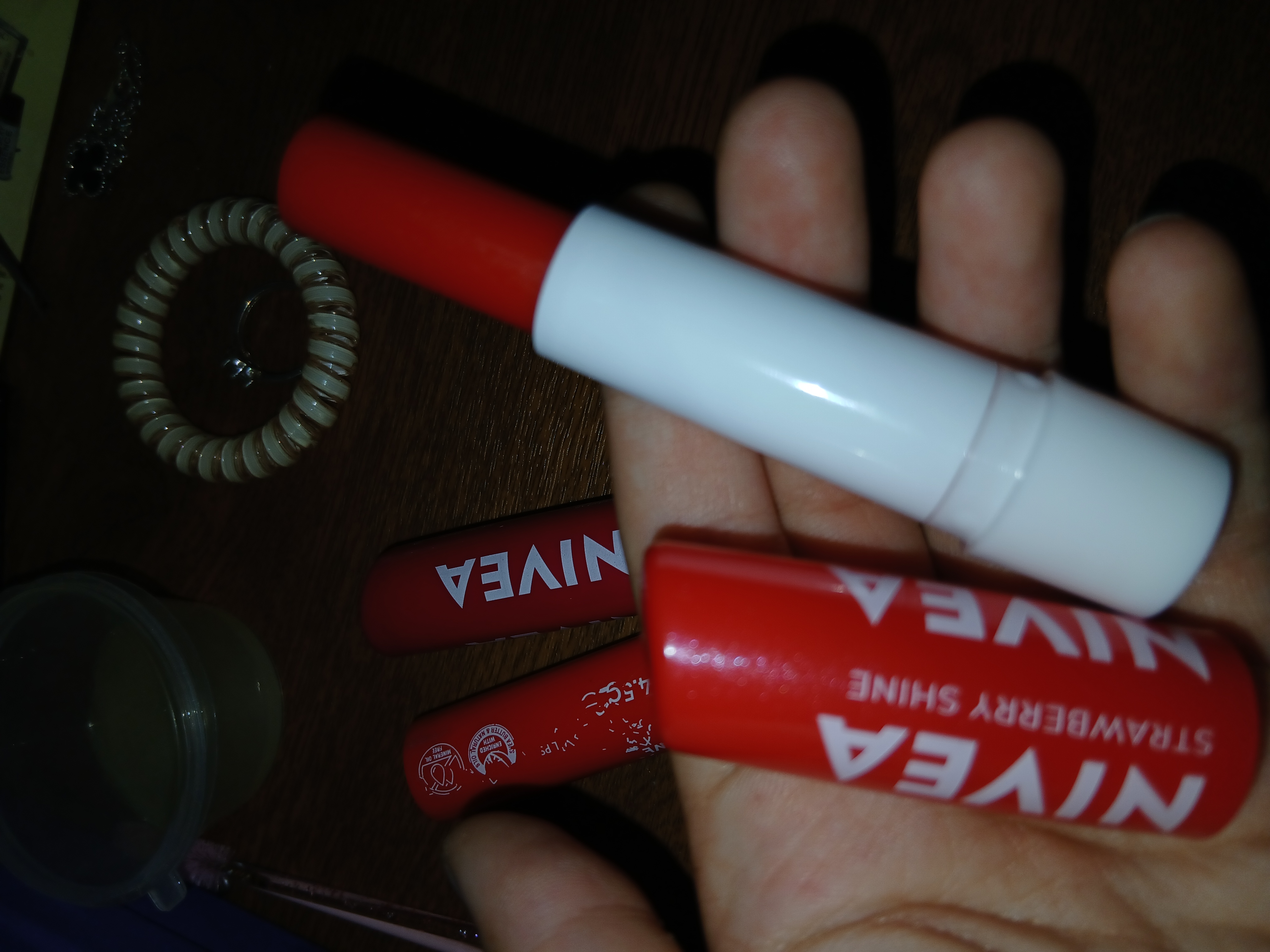 NIVEA lablar uchun balzam, qulupnay porlashi, 4.8 gr