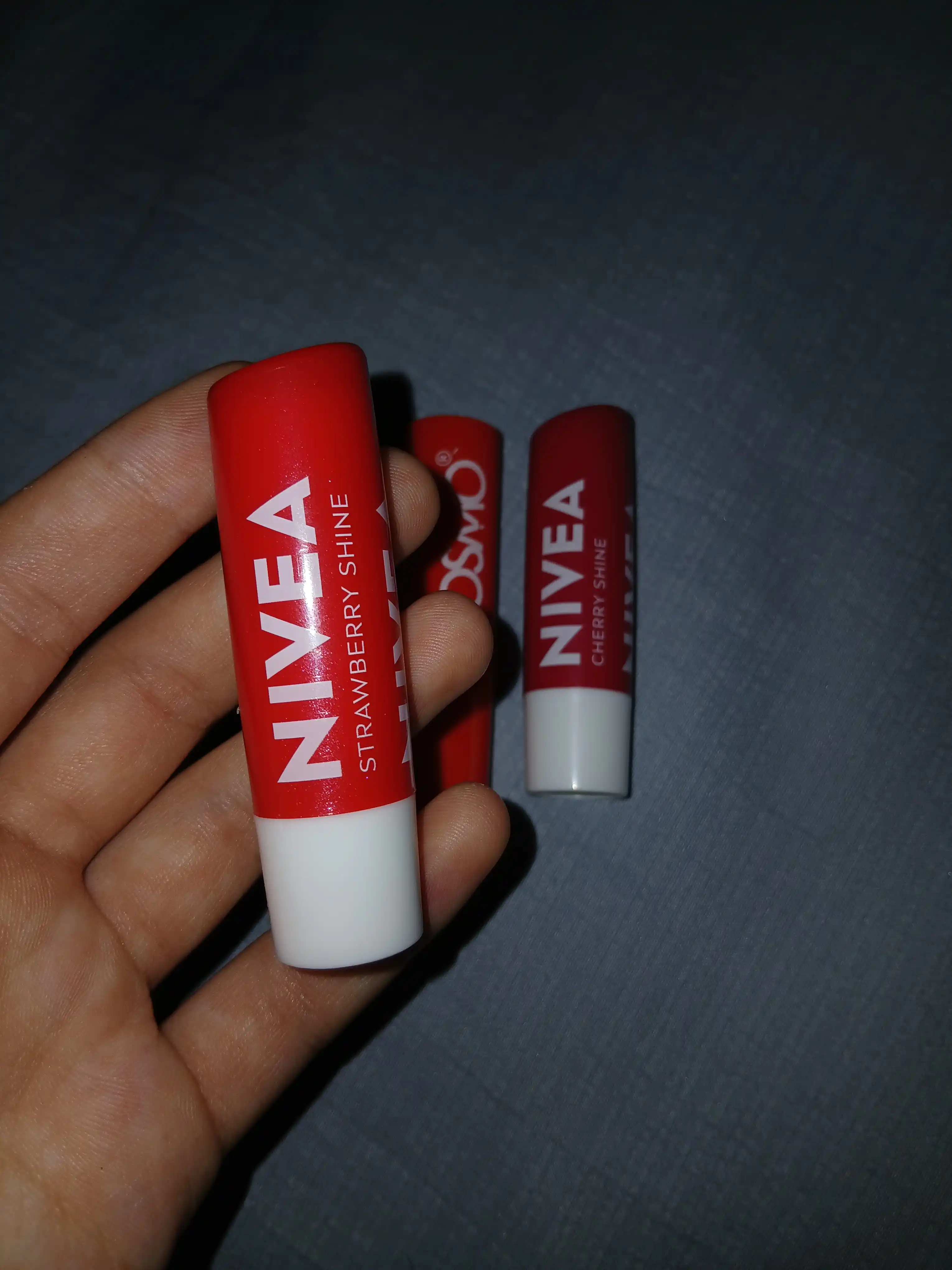 NIVEA lablar uchun balzam, qulupnay porlashi, 4.8 gr